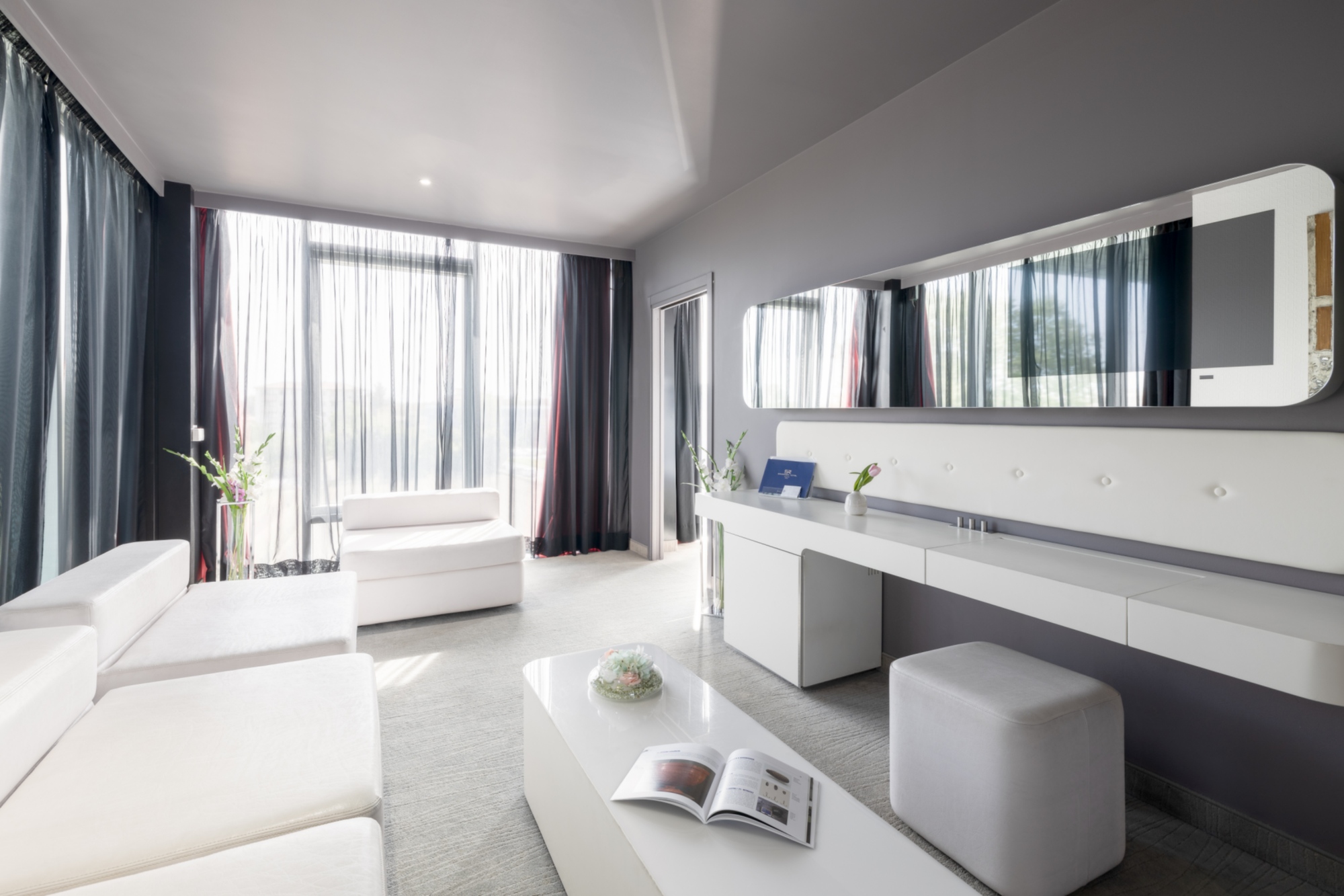 Executive Suite con un piccolo soggiorno arredato con panca e divanetti
