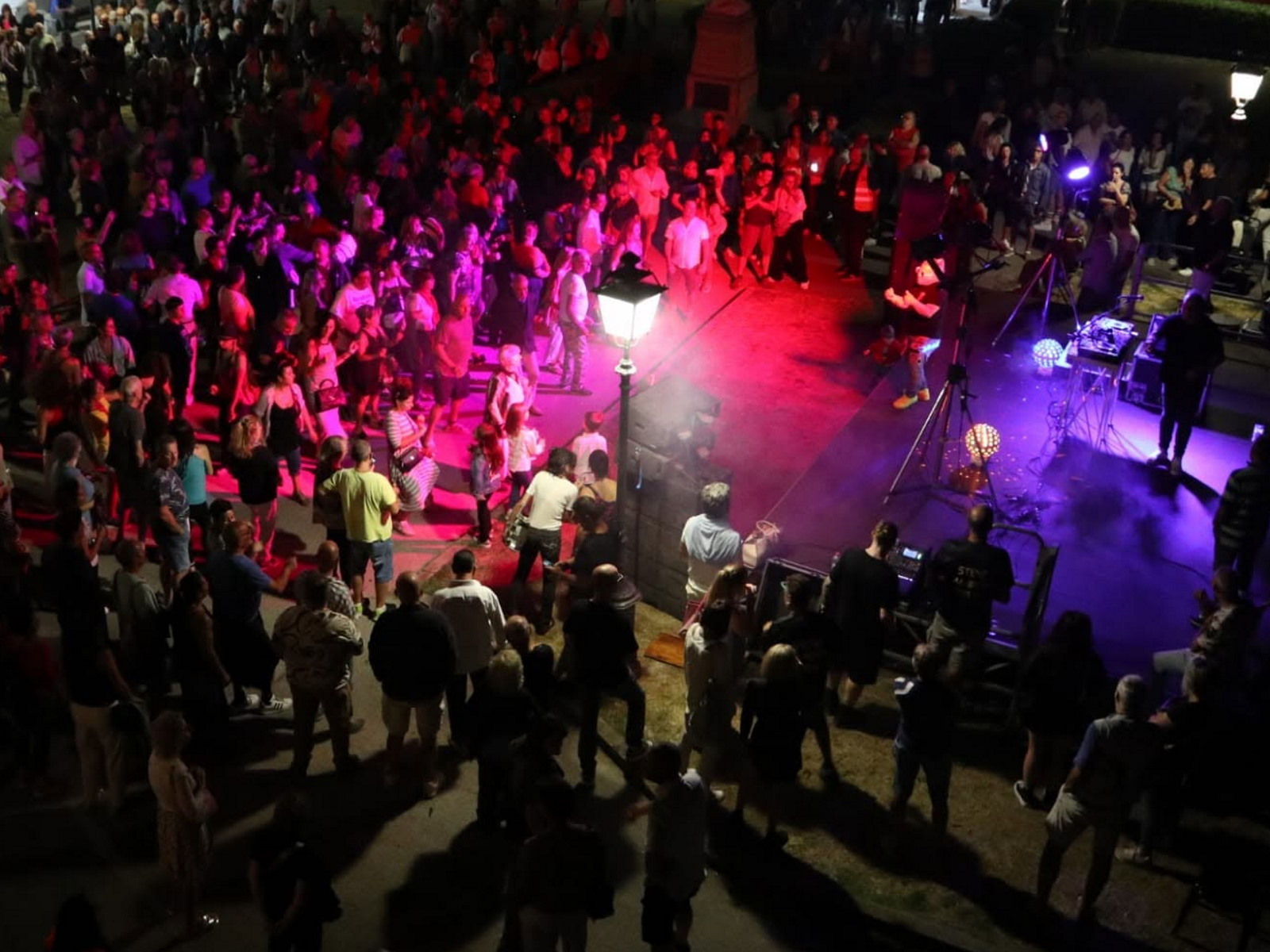 Un evento in piazza garibaldi a Calci, tanta gente di fronte al palco