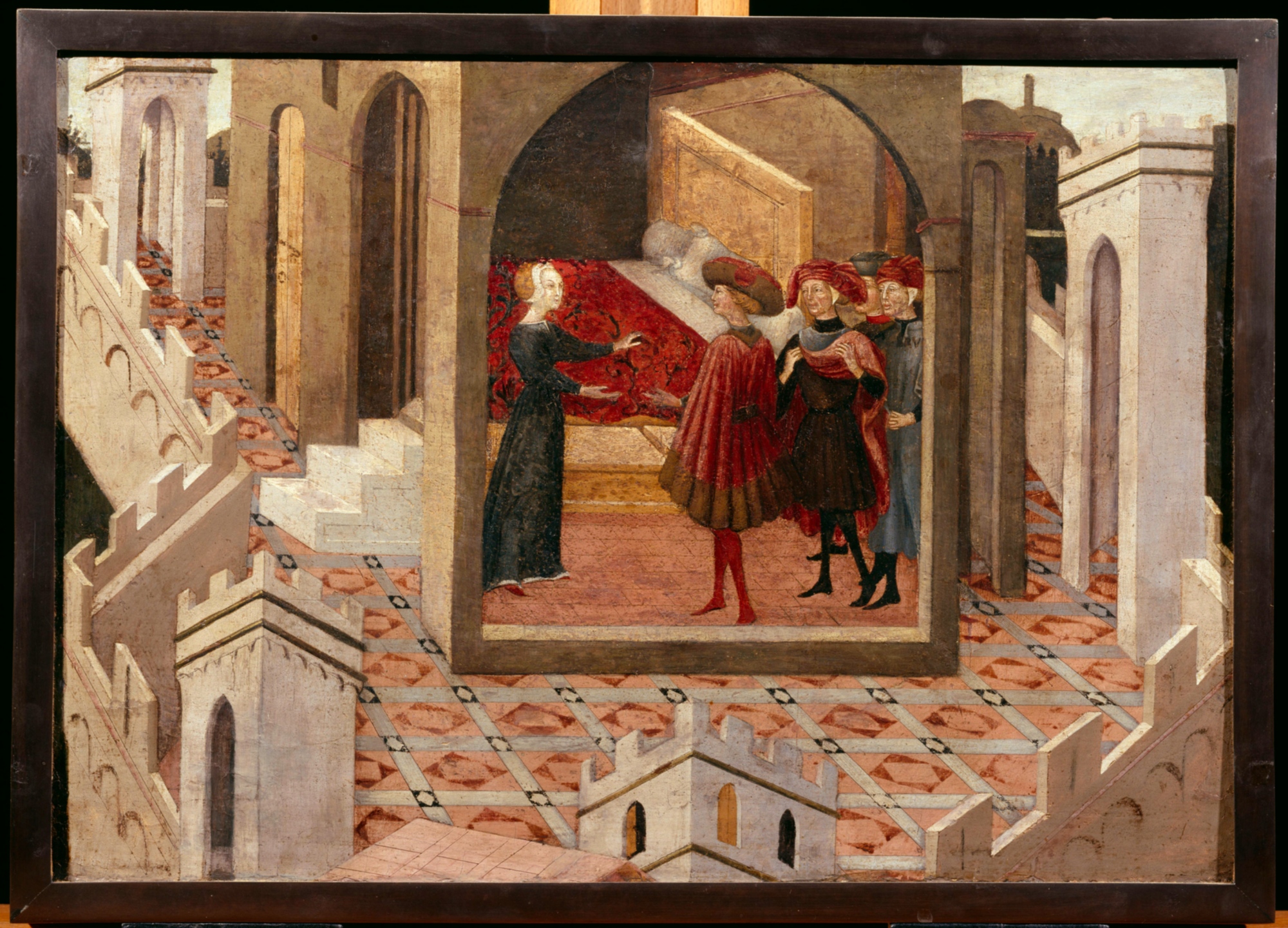 Scena dipinta di interno quattrocentesco con una donna vestita di nero davanti a un letto coperto da un drappo rosso e tre uomini con cappelli rossi all’interno di un ambiente architettonico.