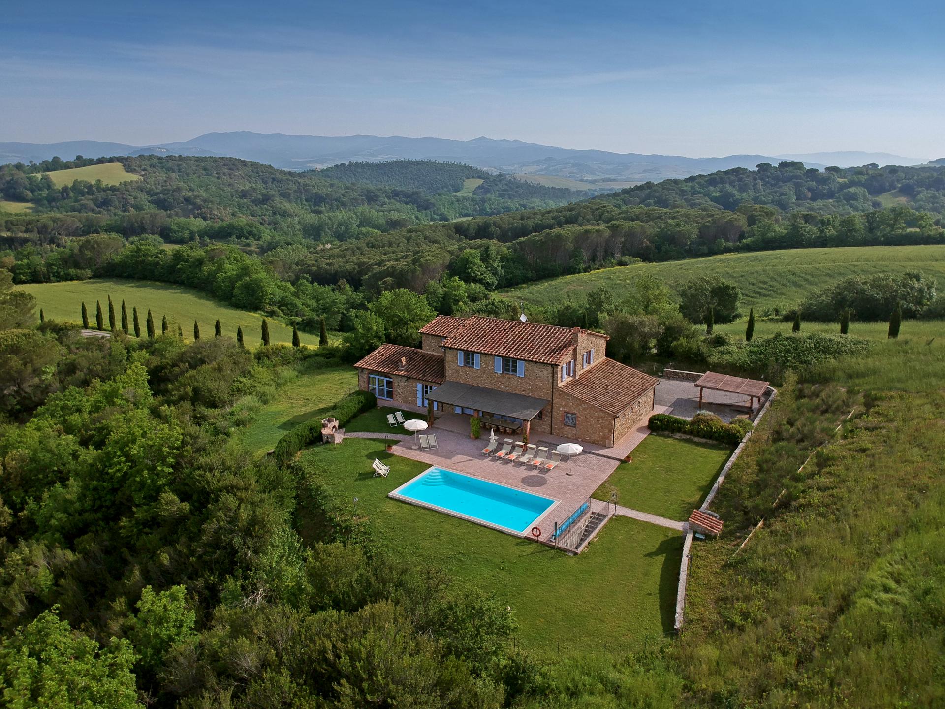 Stay in Tuscany at the Villa Bacio with swimming pool at Tenuta Ricrio
