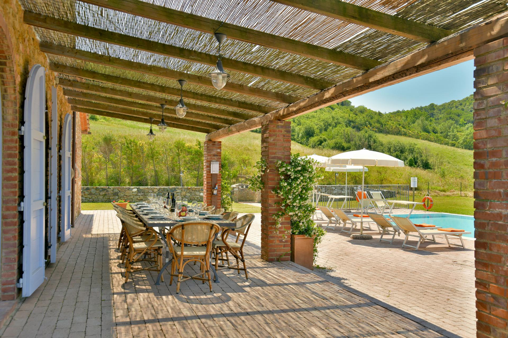 Stay in Tuscany at the Villa Bacio with swimming pool at Tenuta Ricrio
