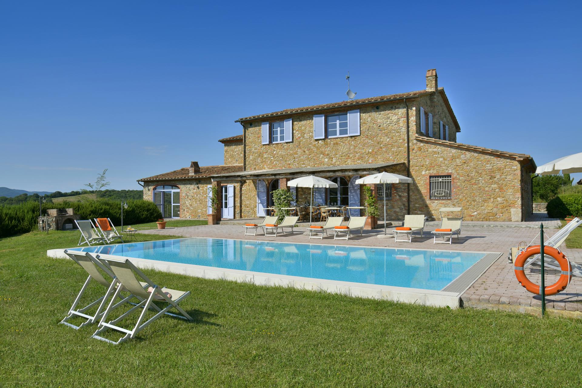 Stay in Tuscany at the Villa Bacio with swimming pool at Tenuta Ricrio