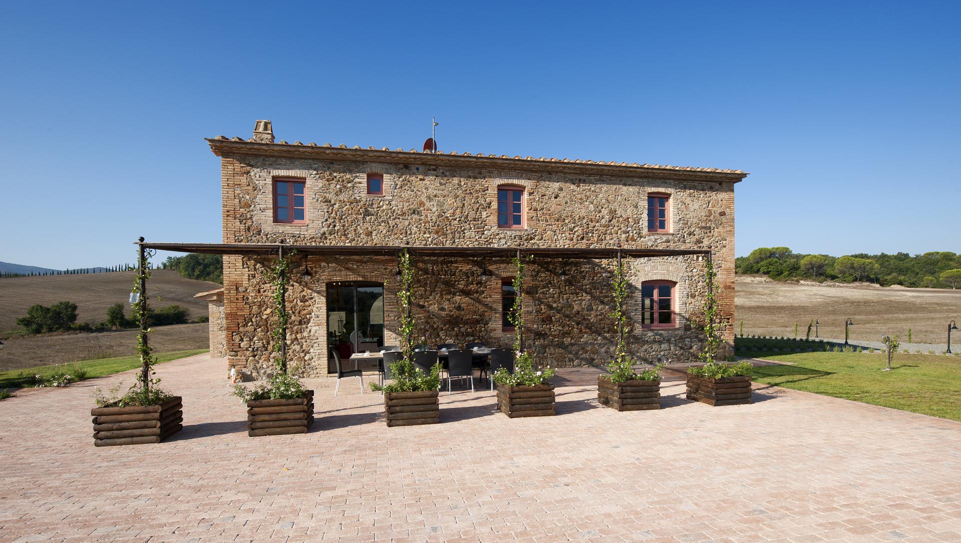 Summer holidays in Tuscany farmhouse with pool at Fattoria Ricrio