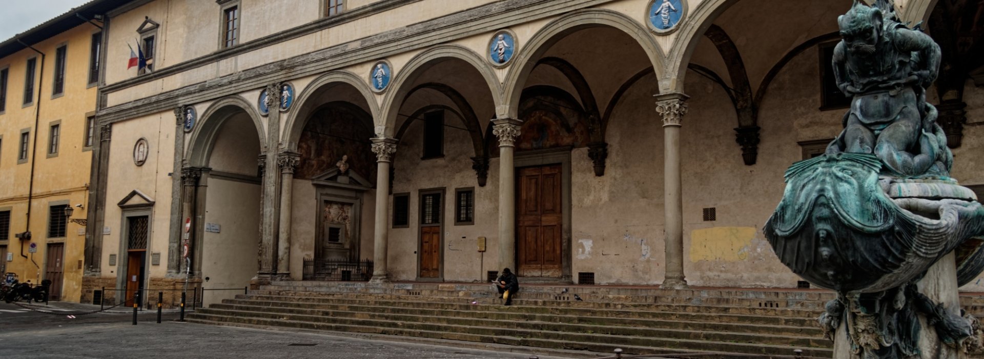 firenze_-_florence_-_piazza_della_santissima_annunziata_-_view_east_on_lo_spedale_degli_innocenti_1445_by_filippo_brunelleschi__pietro_taccas_fountain_1629.jpg