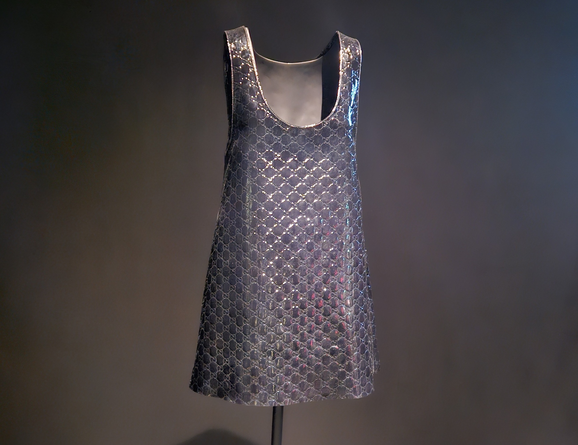 Abito d'archivio senza maniche ricoperto di paillettes, esposto in una mostra di moda per valorizzare il design italiano, l'artigianalità e l'eredità del Made in Italy
