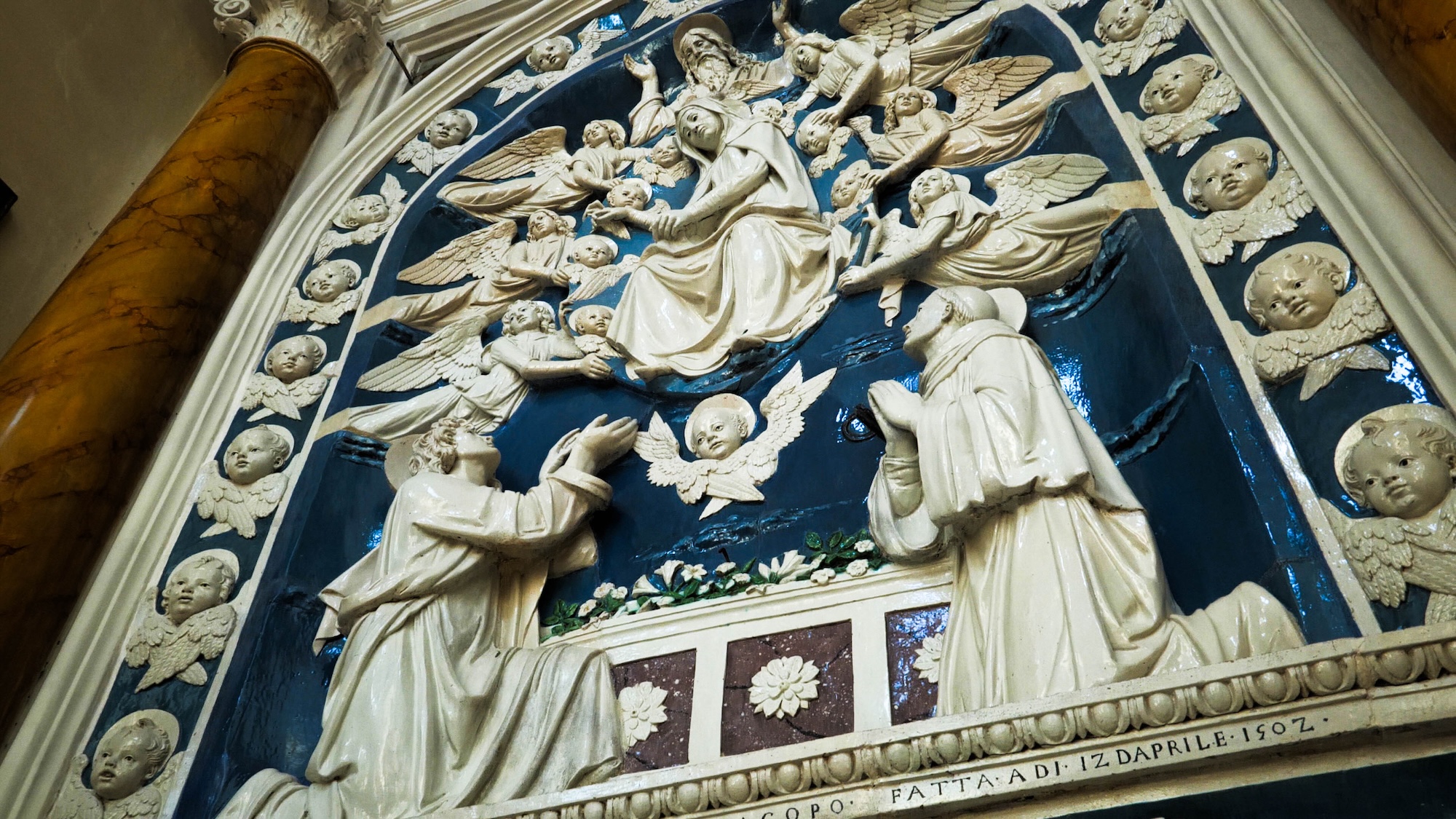 Foiano della Chiana – Eine glasierte Terrakotta-Skulptur, geschaffen von den Meistern der Werkstatt der Della Robbia