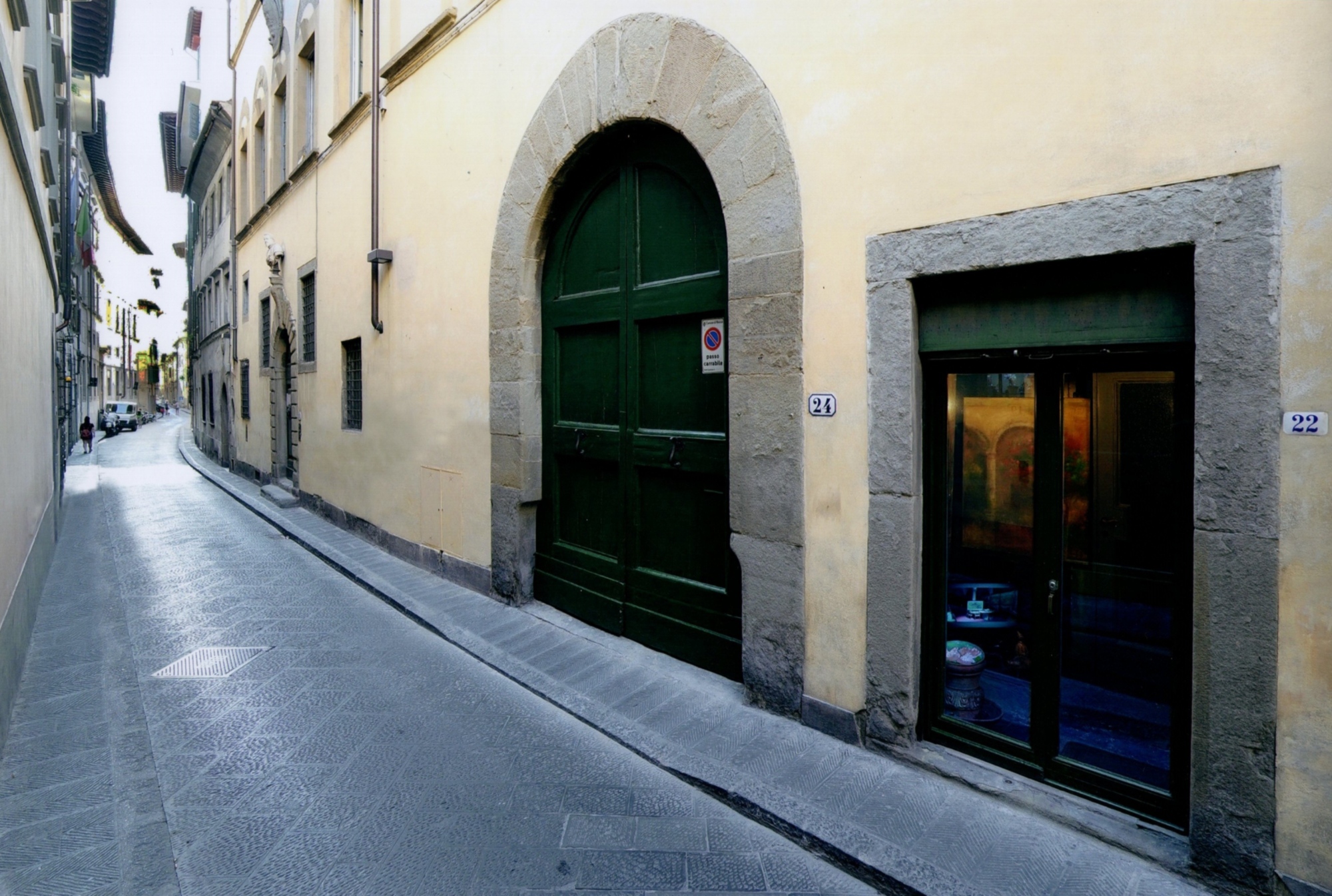 The large green door of the Le Colonne Art Studio