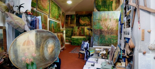 The interior of the Le Colonne Art Studio