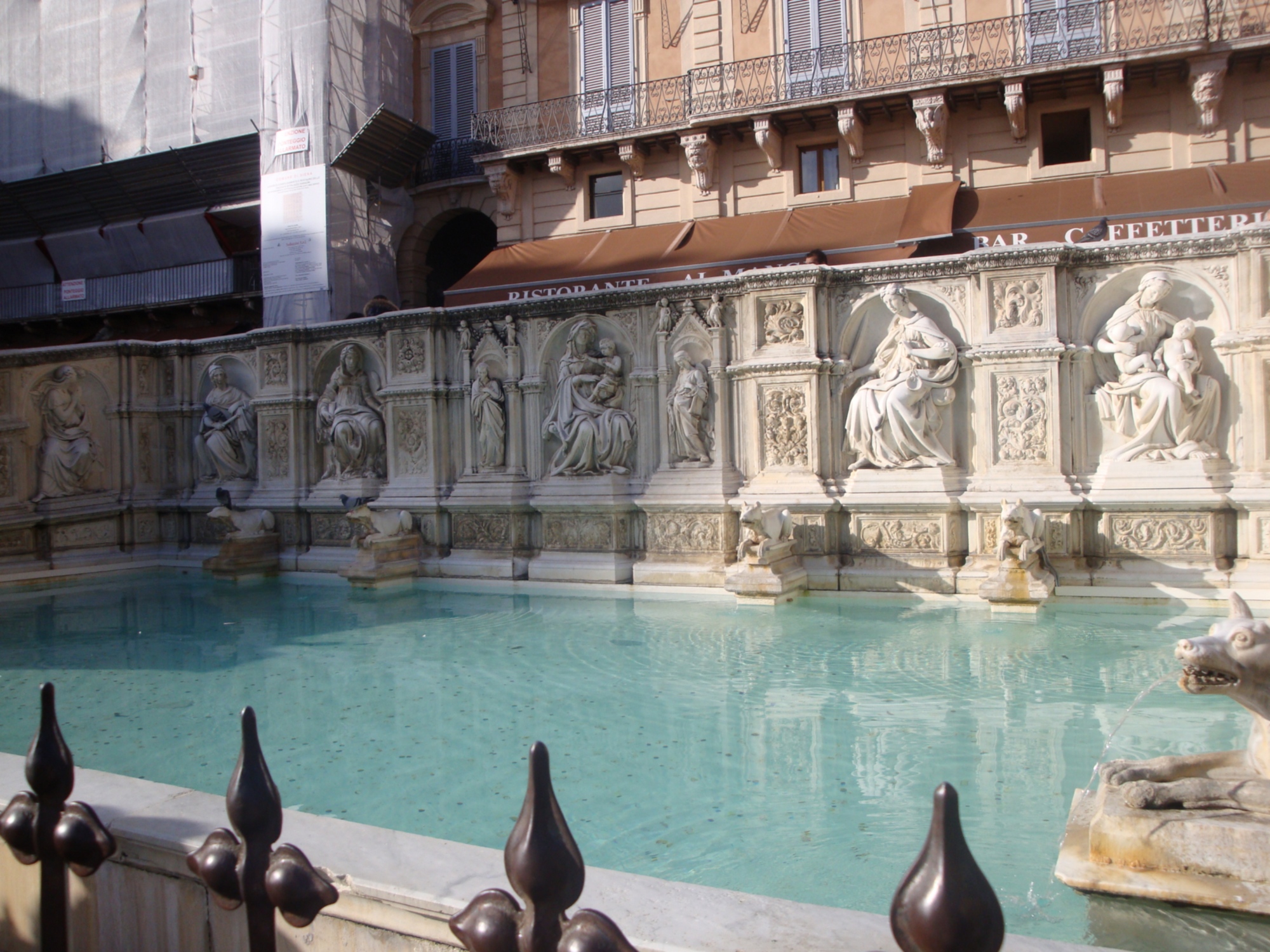 La Fonte Gaia che vediamo oggi è una copia di Tito Sarrocchi, risalente all'800, che sostituì quella originale di Jacopo della Quercia del XV secolo.