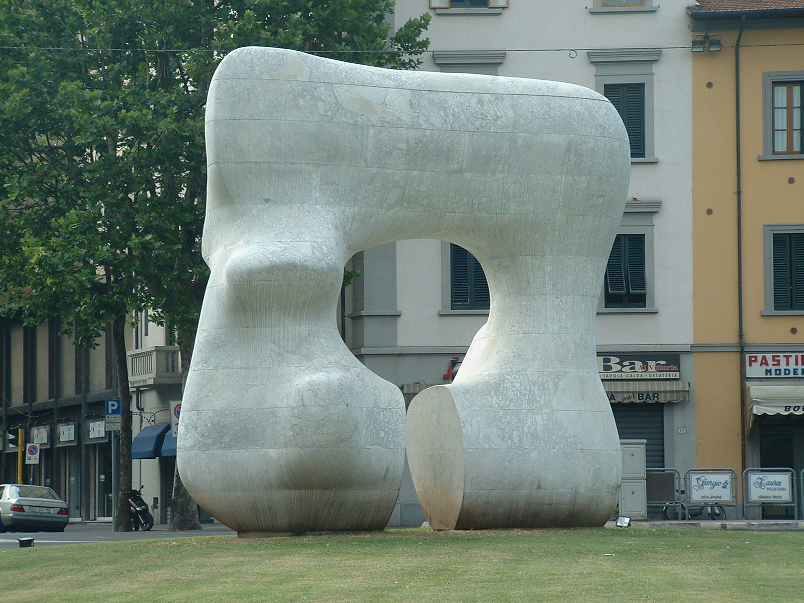 Forma Squadrata con Taglio di Henry Moore