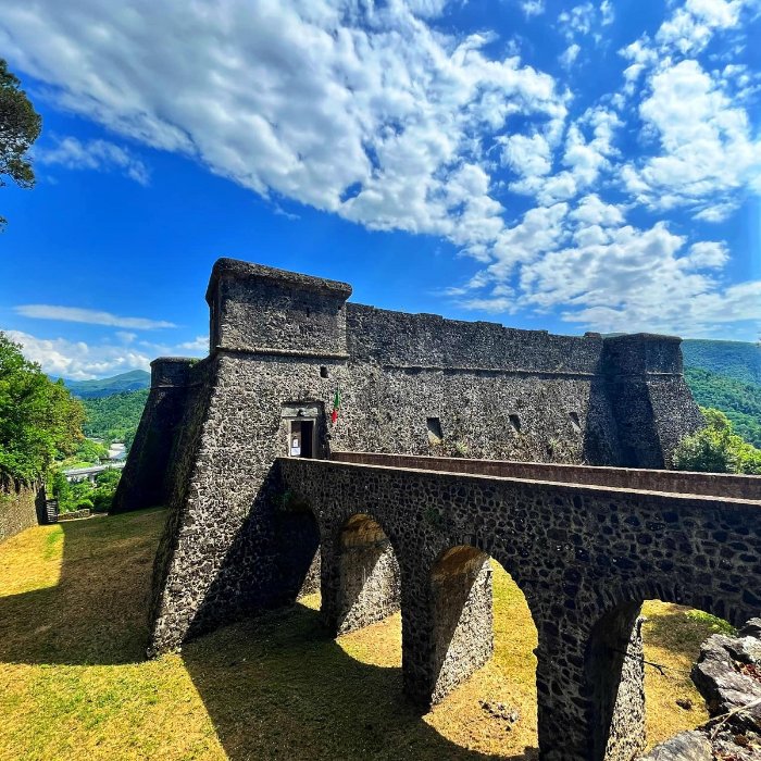 La Fortezza della Brunella è un’imponente fortificazione rinascimentale che si trova nel centro storico di Aulla La Fortezza della Brunella è un’imponente fortificazione rinascimentale che si trova nel centro storico di Aulla