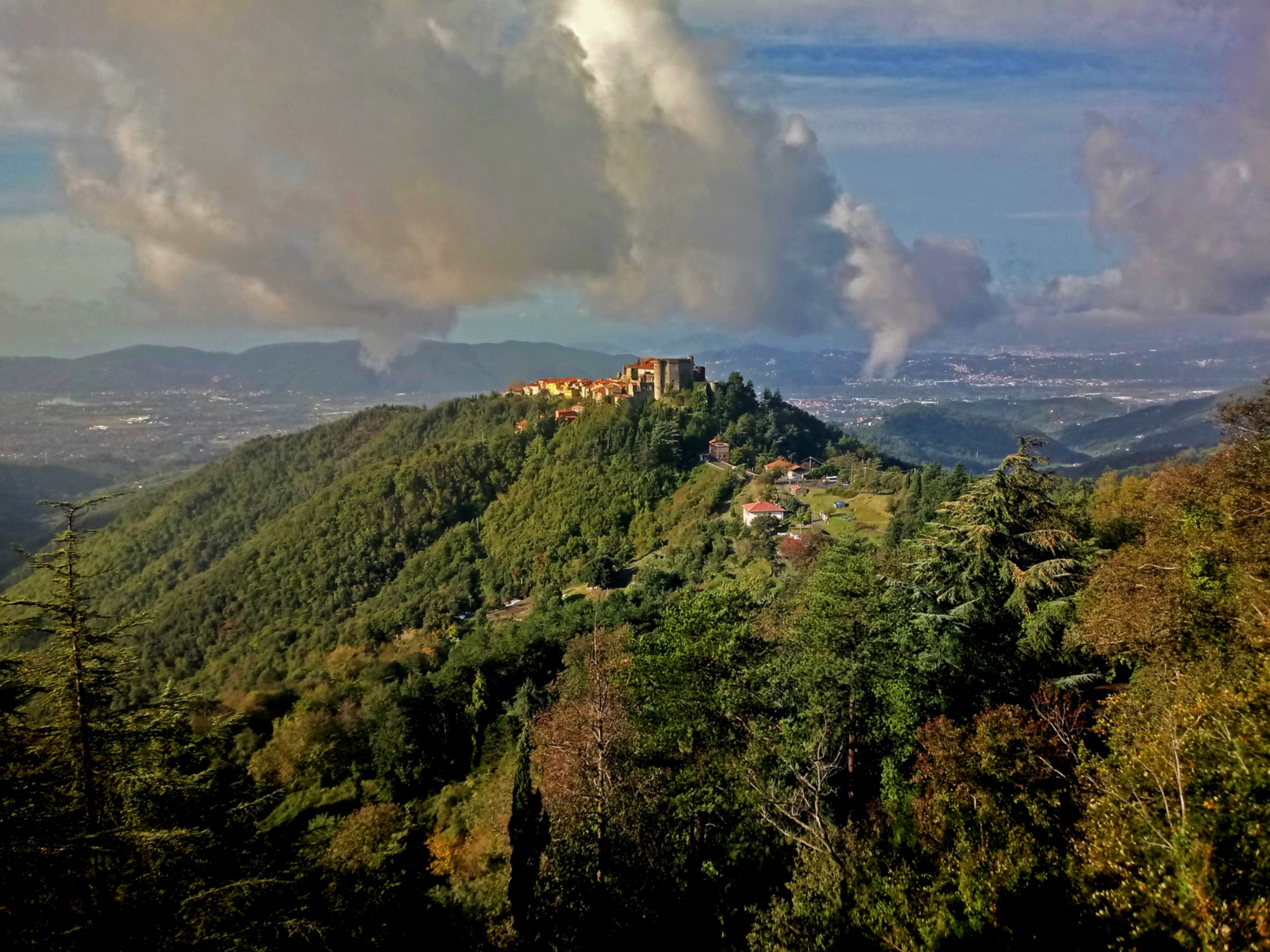 Vista su Fosdinovo e sulla vallata