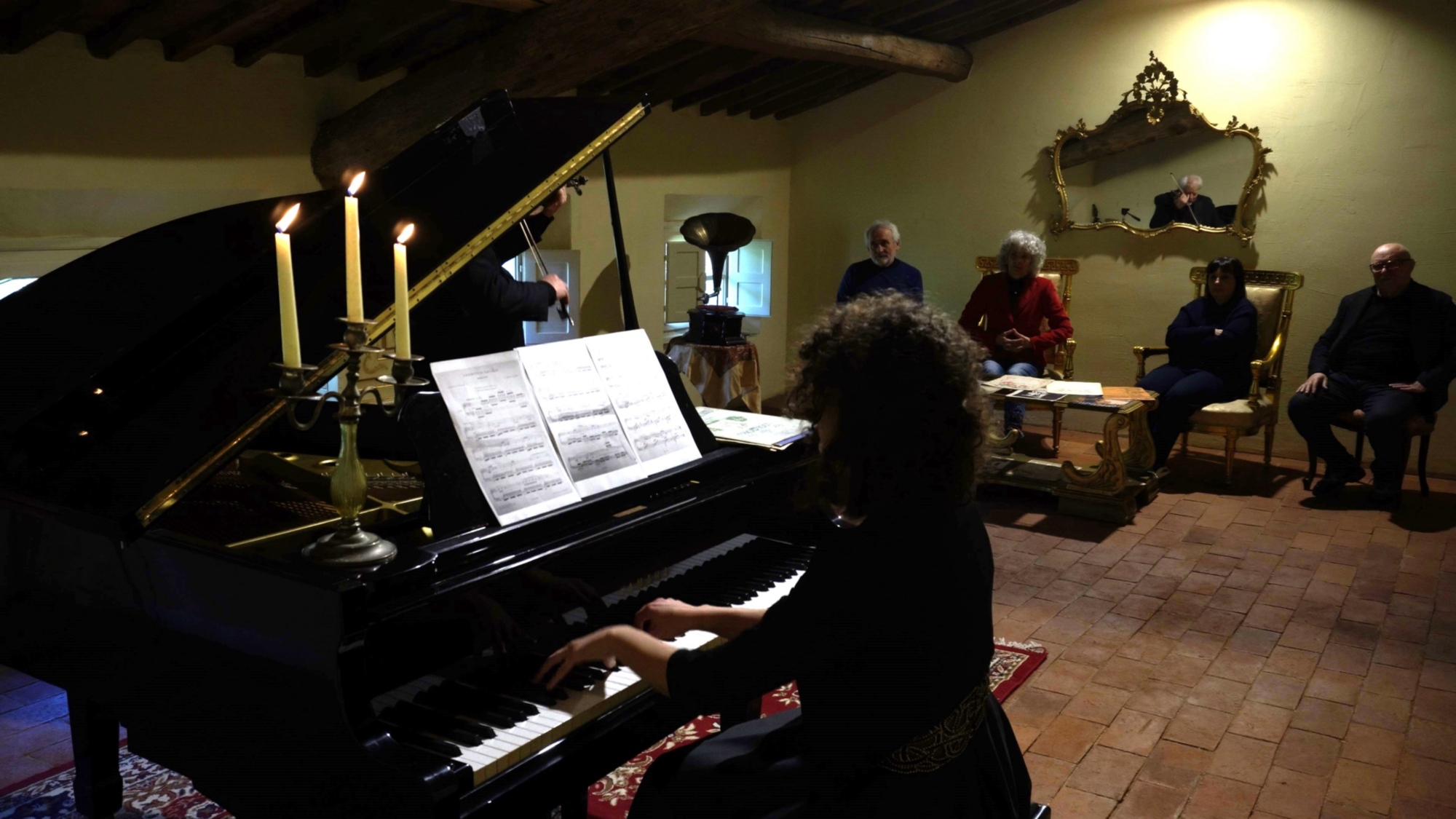 Una veduta interna della sala della musica durante un concerto per pianoforte