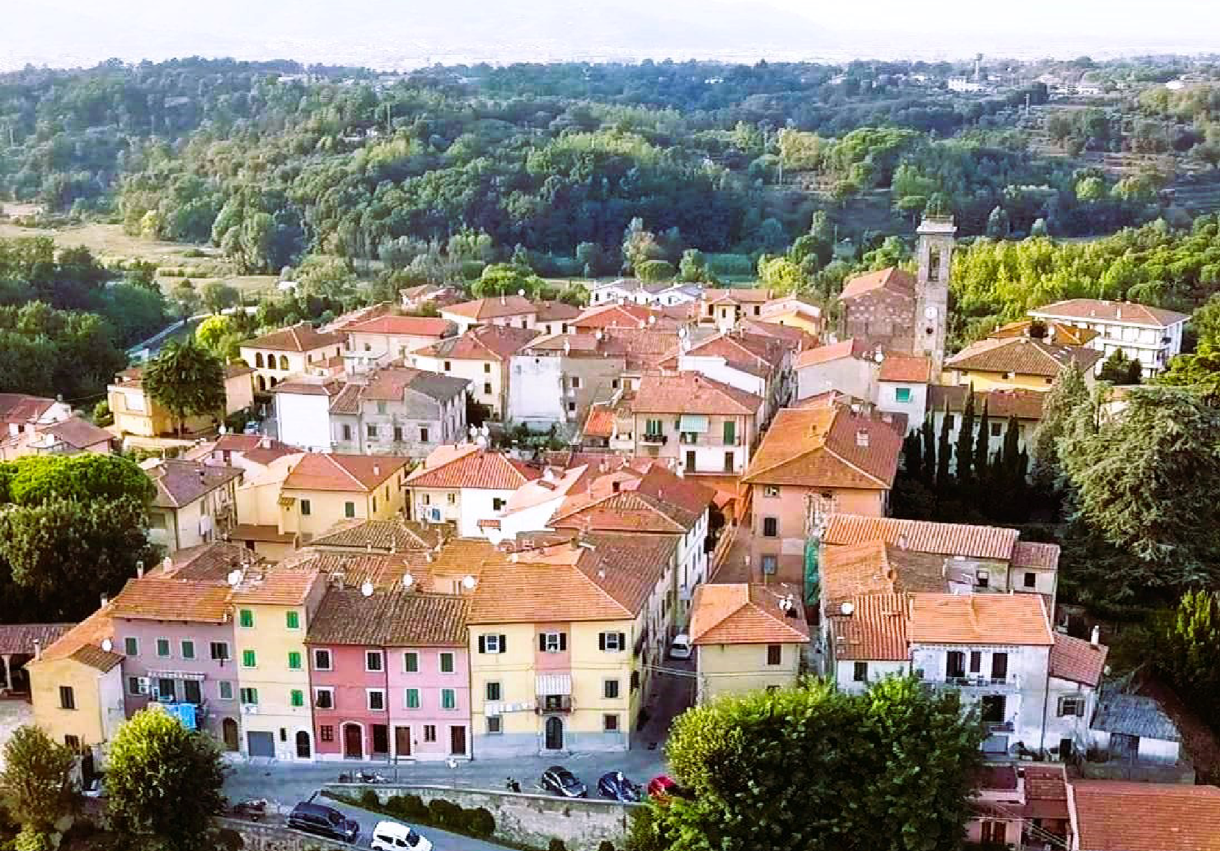 Veduta aerea del centro storico di Montecalvoli