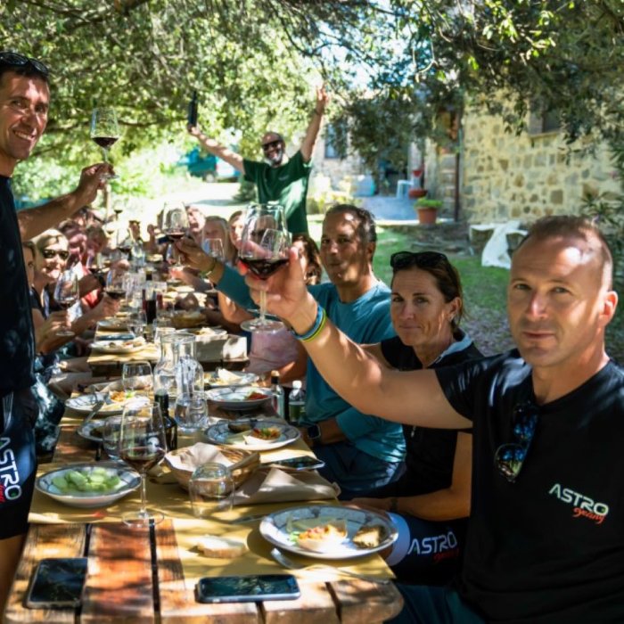Colline lucchesi: e-bike tour con pranzo e degustazione di vini Colline lucchesi: e-bike tour con pranzo e degustazione di vini
