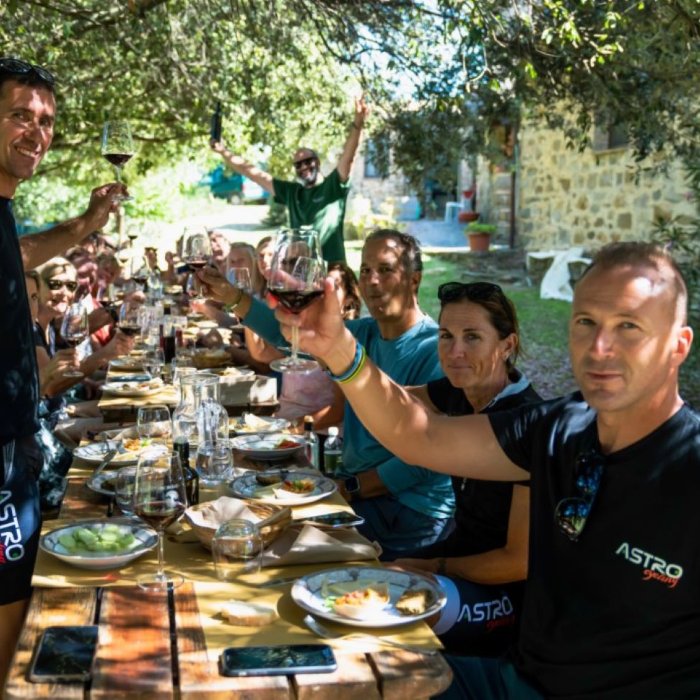 Colline lucchesi: e-bike tour con pranzo e degustazione di vini