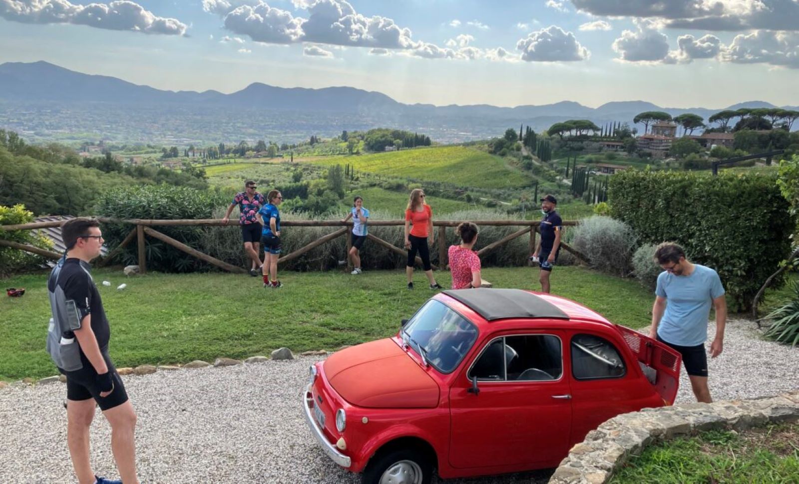 Colline lucchesi: e-bike tour con pranzo e degustazione di vini