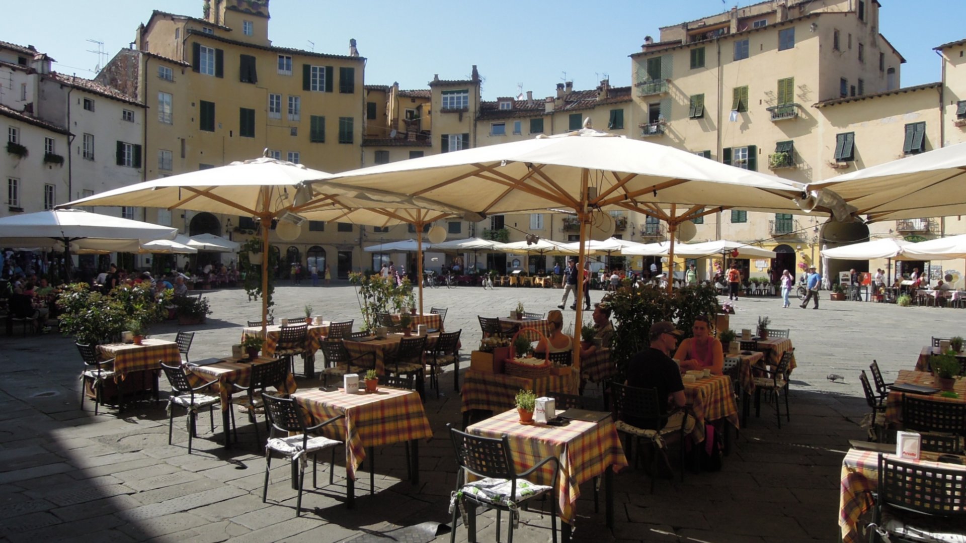 Un tour di visita guidata insolito a Lucca per scoprire i luoghi dei suoi set cinematografici