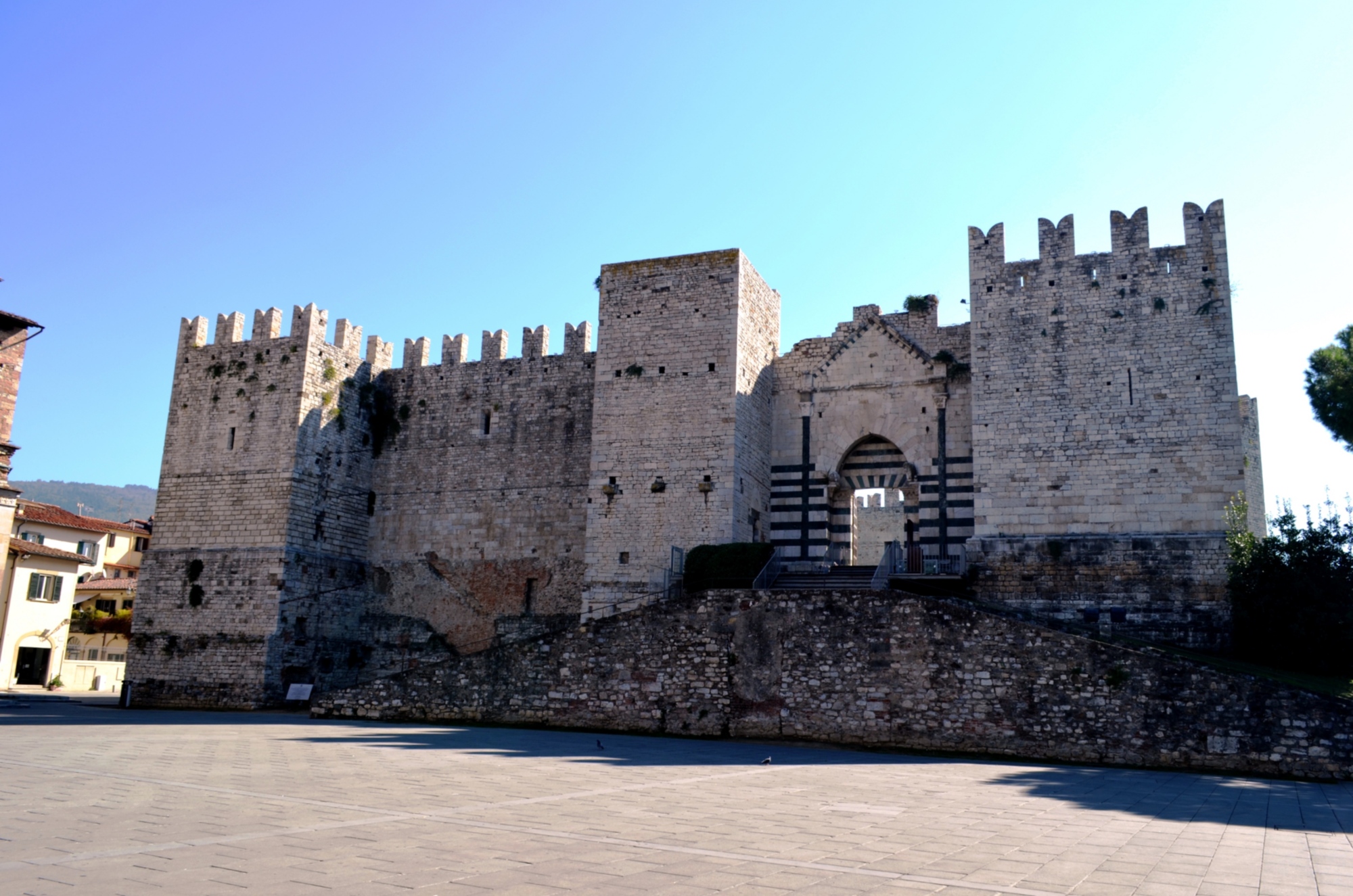 Immagine delle antiche mura del Castello dell’Imperatore