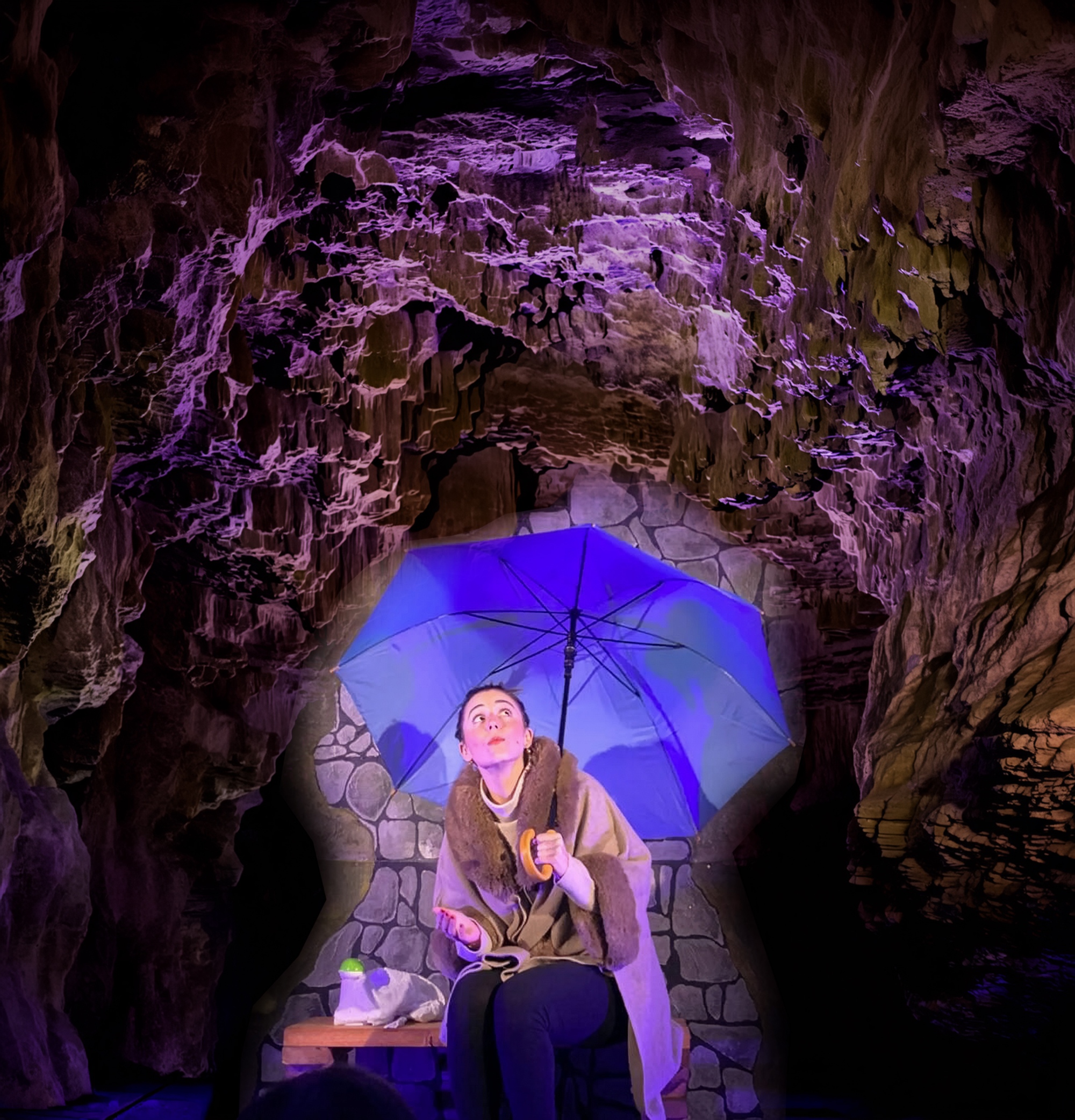 Immagine del teatro in grotta a Equi Terme con la protagonista nello scenario suggestivo della grotta