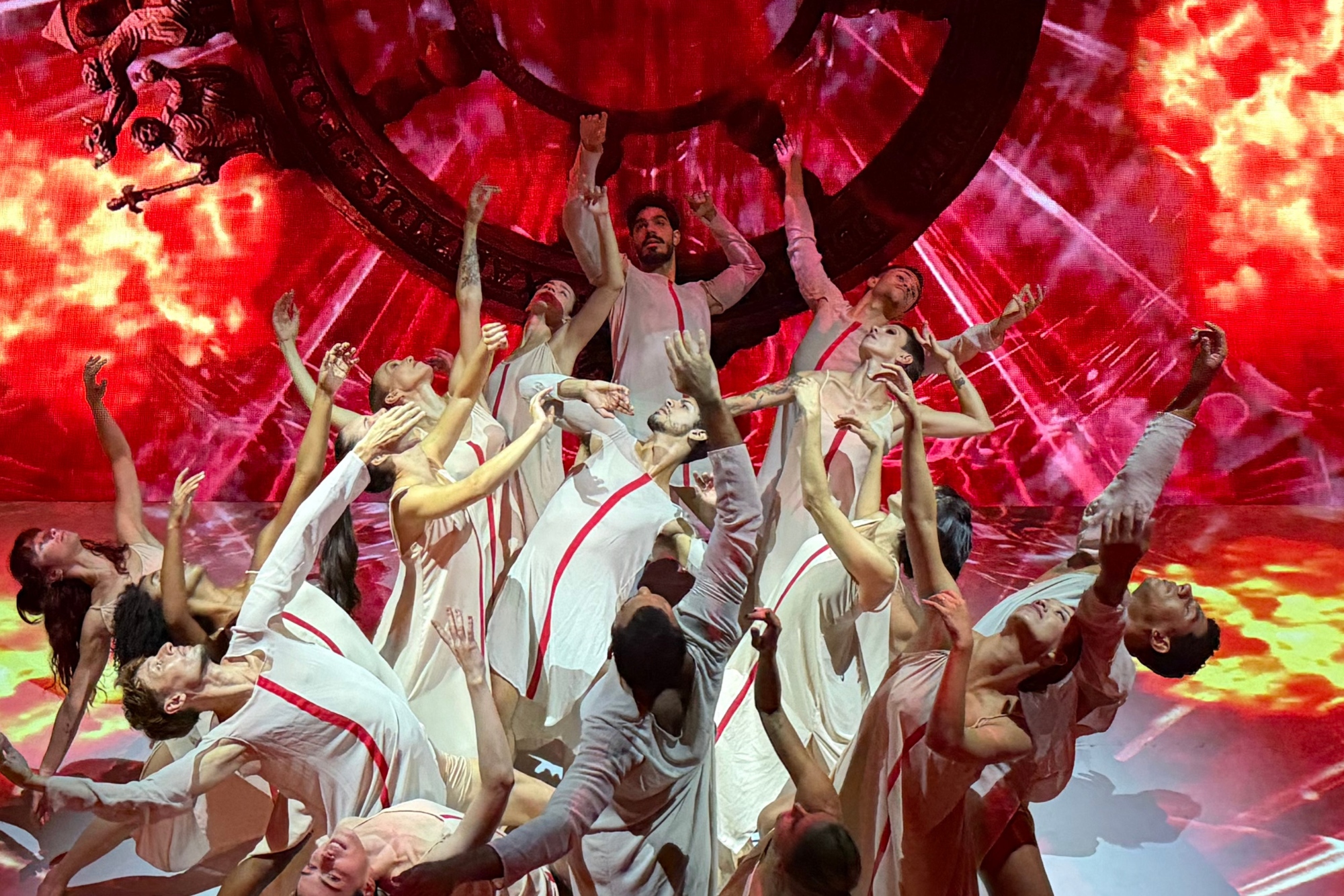 Immagine di uno spettacolo del festival con molti ballerini sulla scena