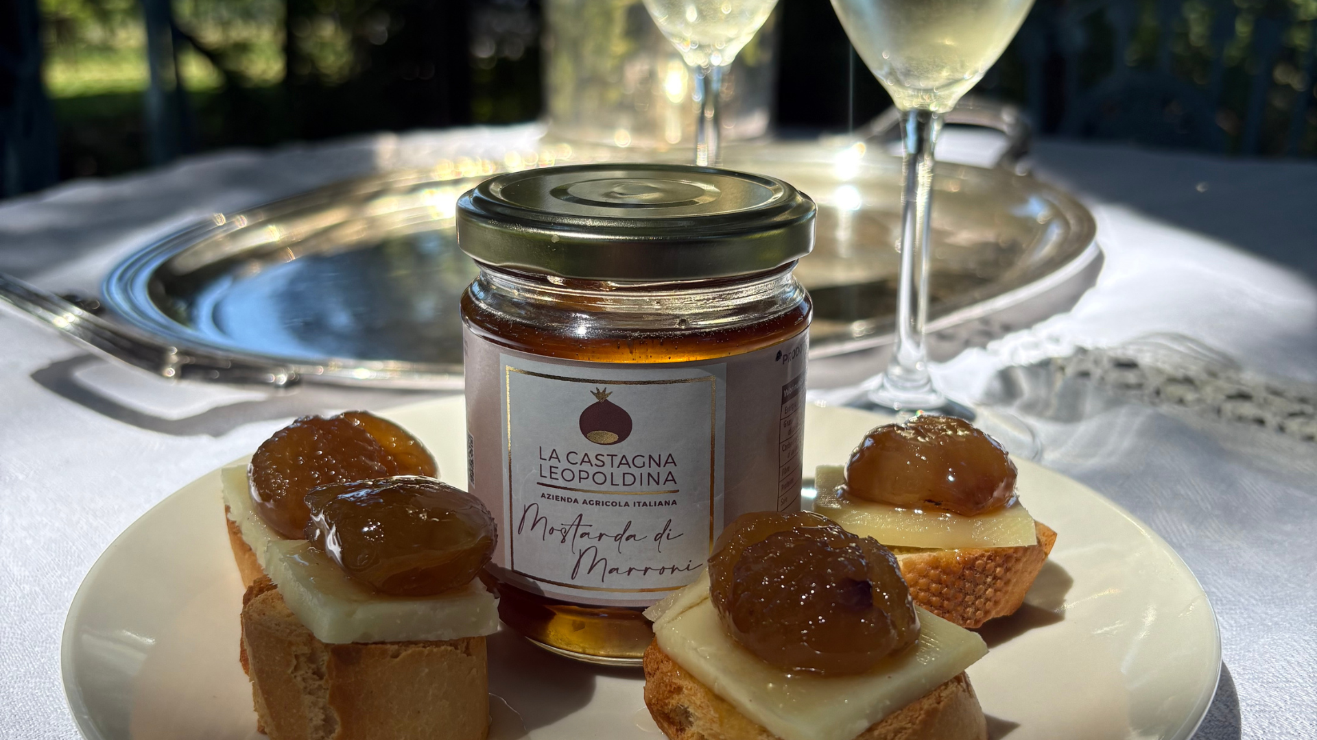 Aperitivo nel castagneto al tramonto a Sorano