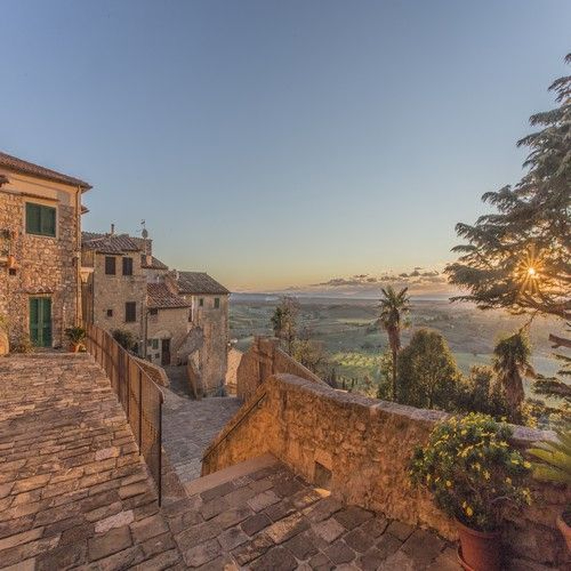 Foto panoramica di Casale Marittimo al tramonto