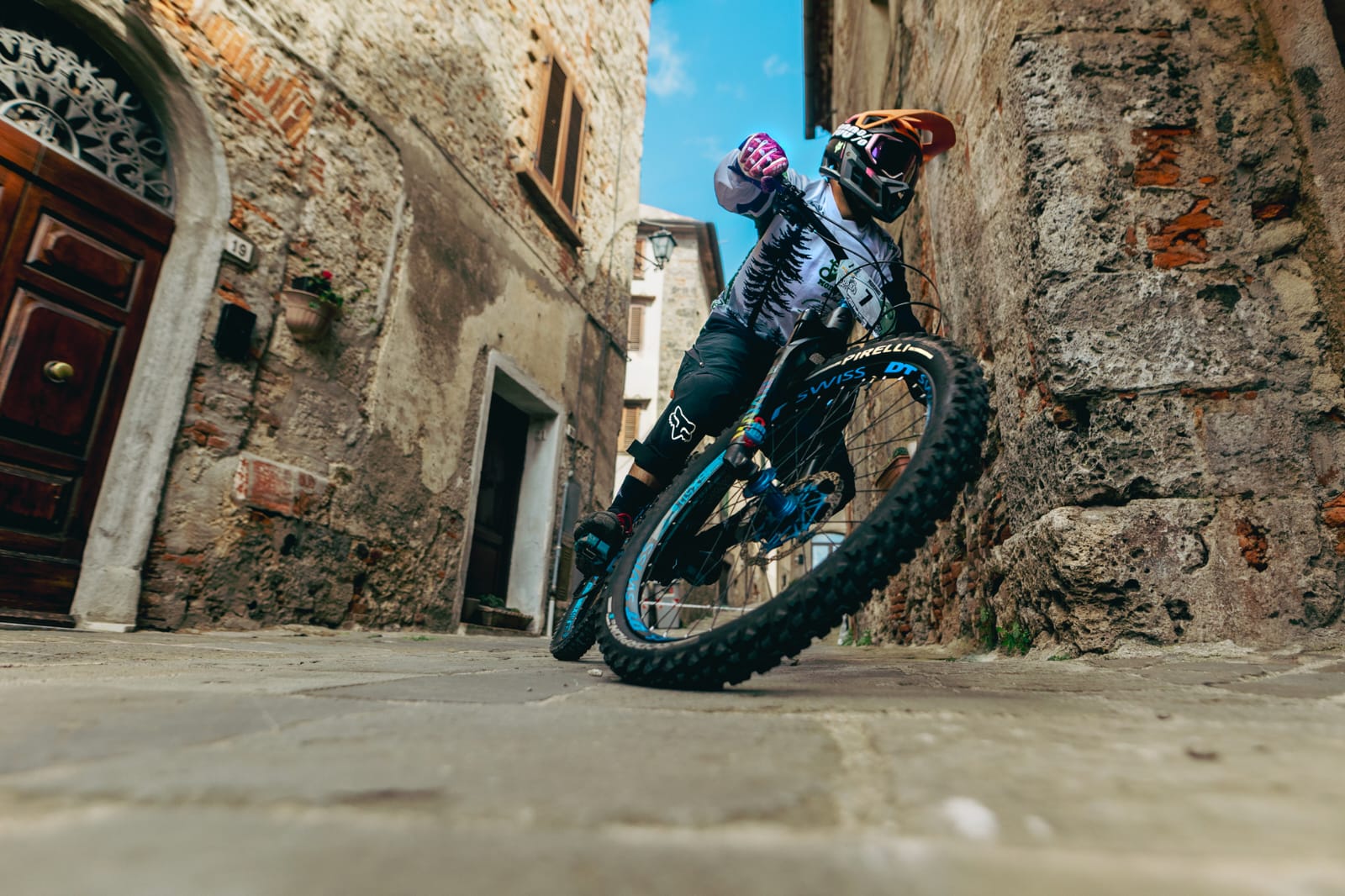 Un ciclista nel borgo