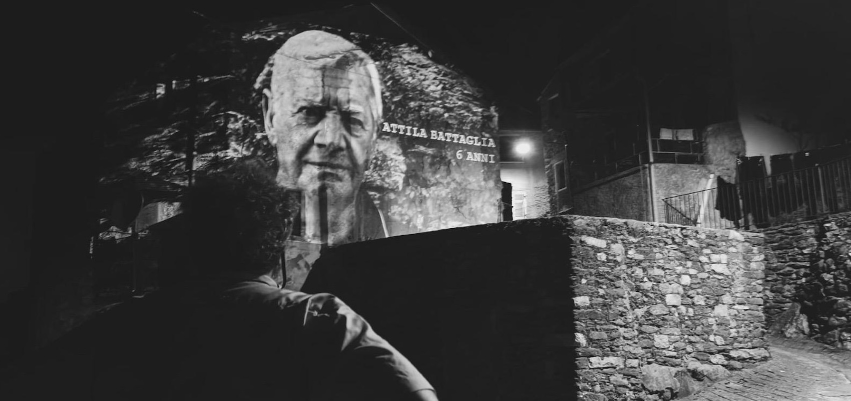 Proiezione in bianco e nero sul muro di un edificio del borgo durante il festival Vincanta a Vinca