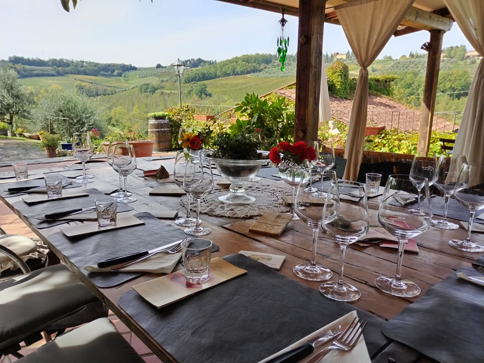 The outdoor dining room of Agriturismo Il Bacio