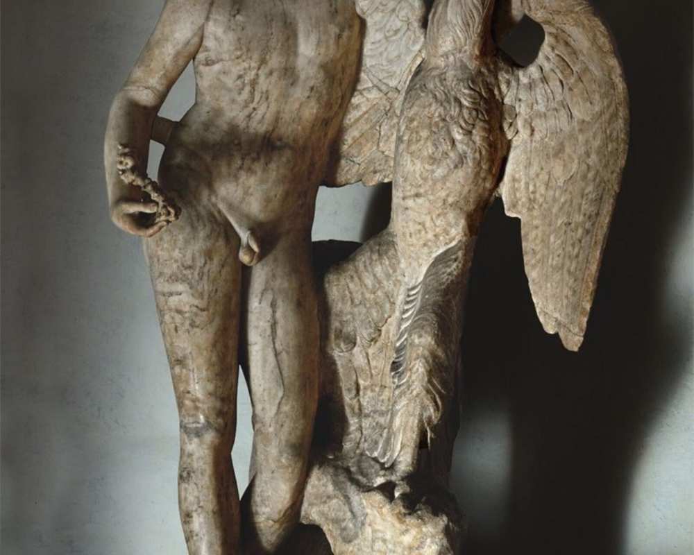 Escultura de Ganímedes con el águila