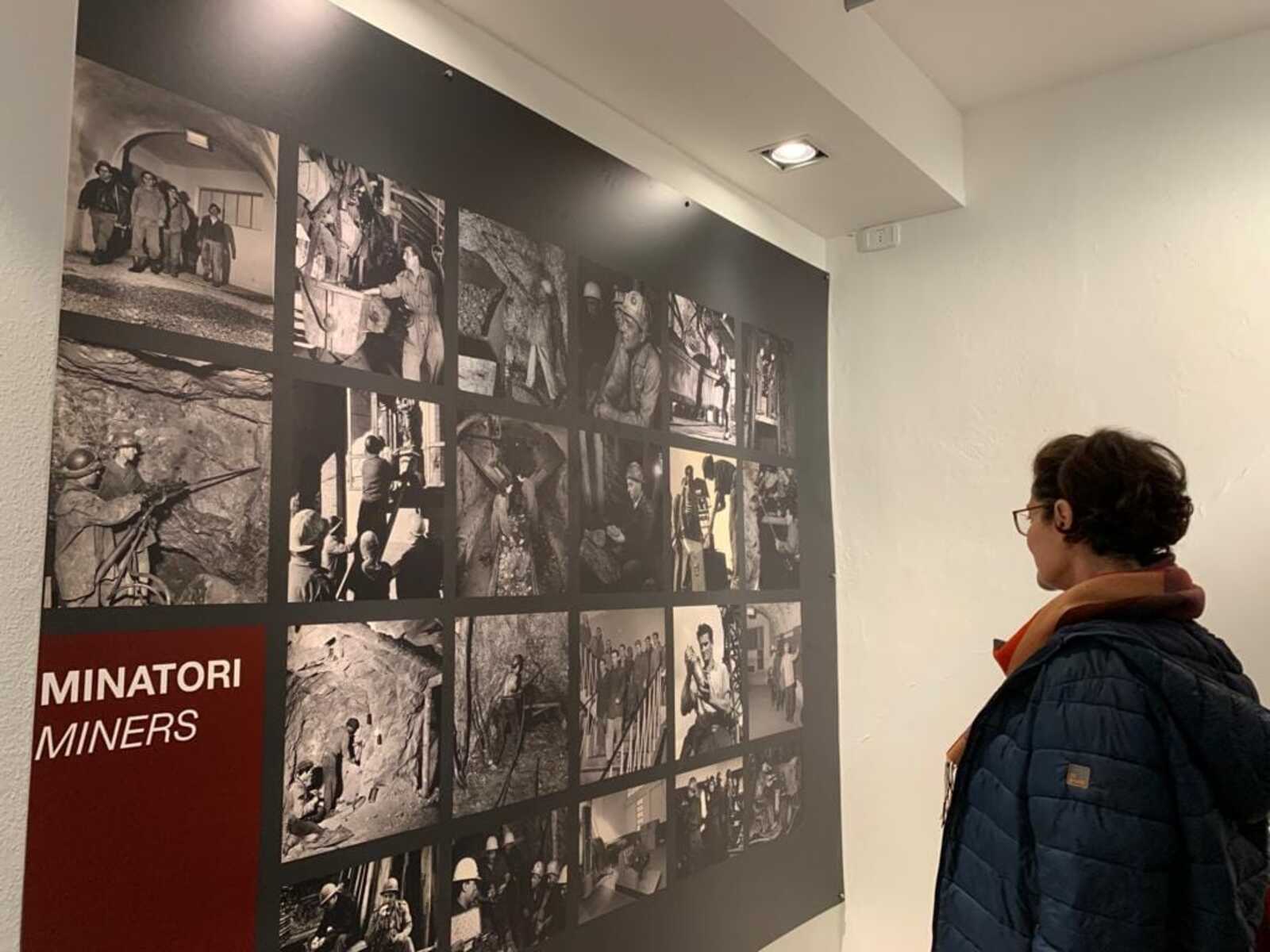 Una visitatrice guarda un pannello informativo del GeoMet di Gavorrano