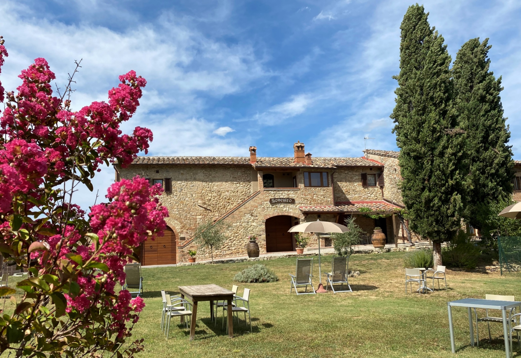 Il giardino attrezzato con tavolini e sedie sul prato