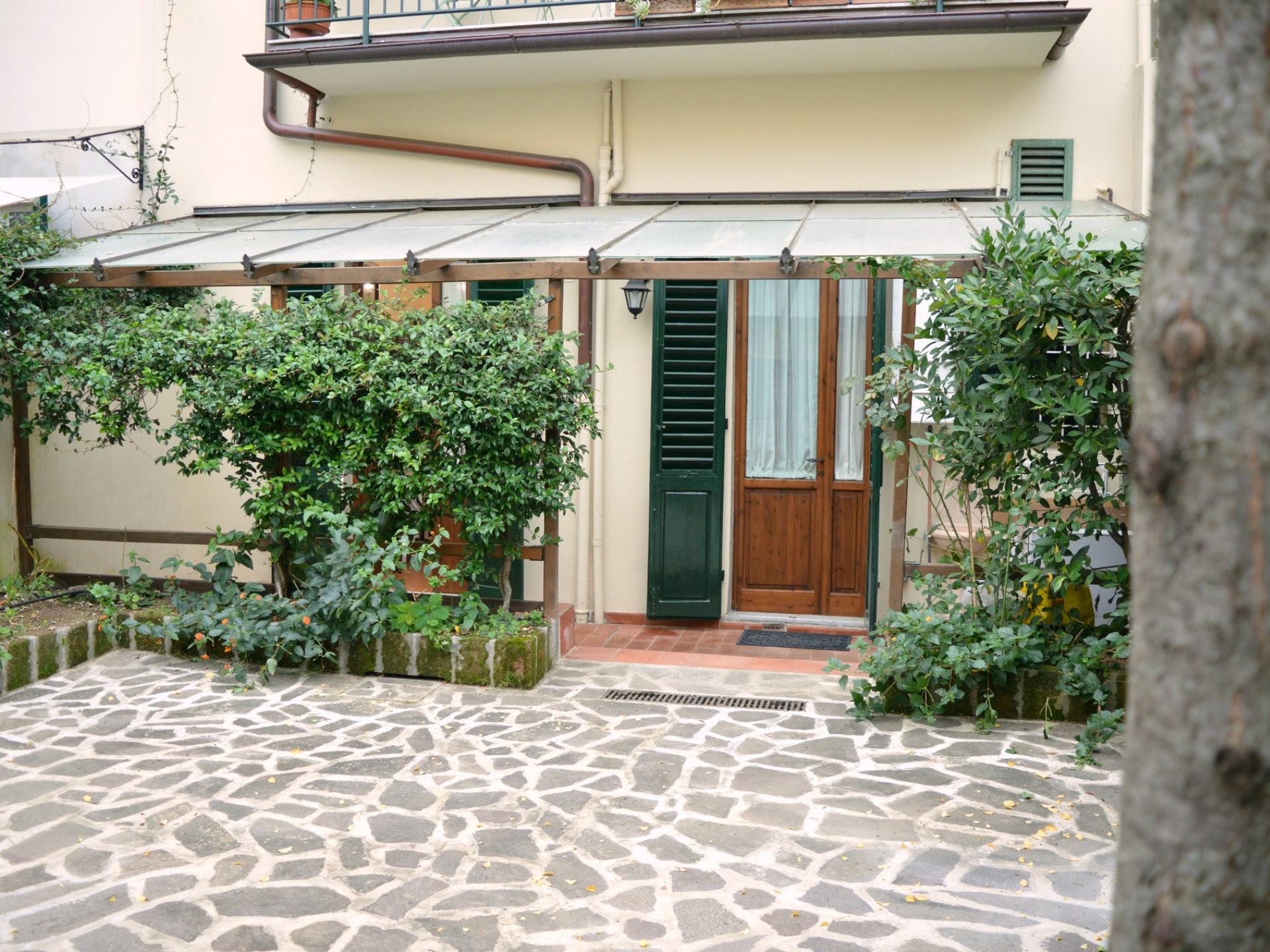 Giardino esclusivo con tettoia della Casa Vacanze Le Rose di Leo