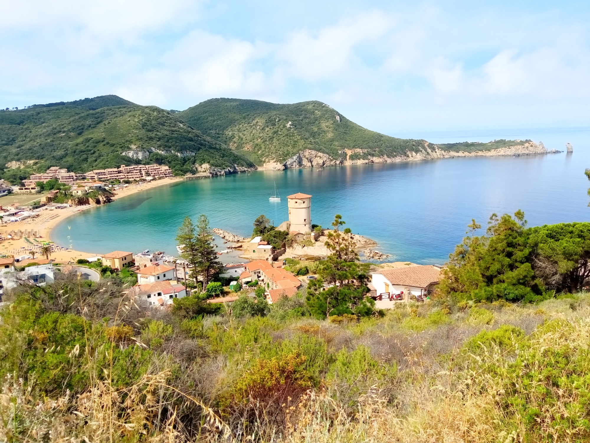 I sentieri dell'isola del Giglio che, per estensione, è la seconda isola dell’Arcipelago Toscano.
