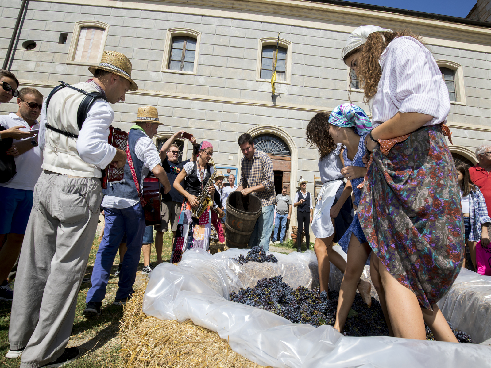 Immagine degli antichi mestieri con persone che pestano l'uva
