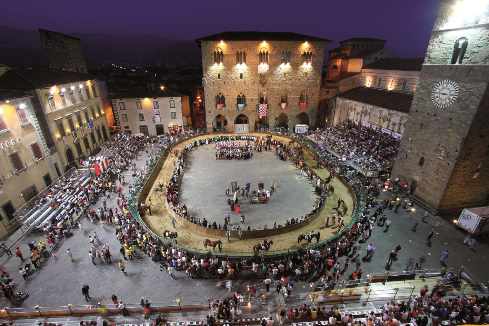 Vista della Piazza del Duomo di Pistoia durante la Giostra dell'Orso