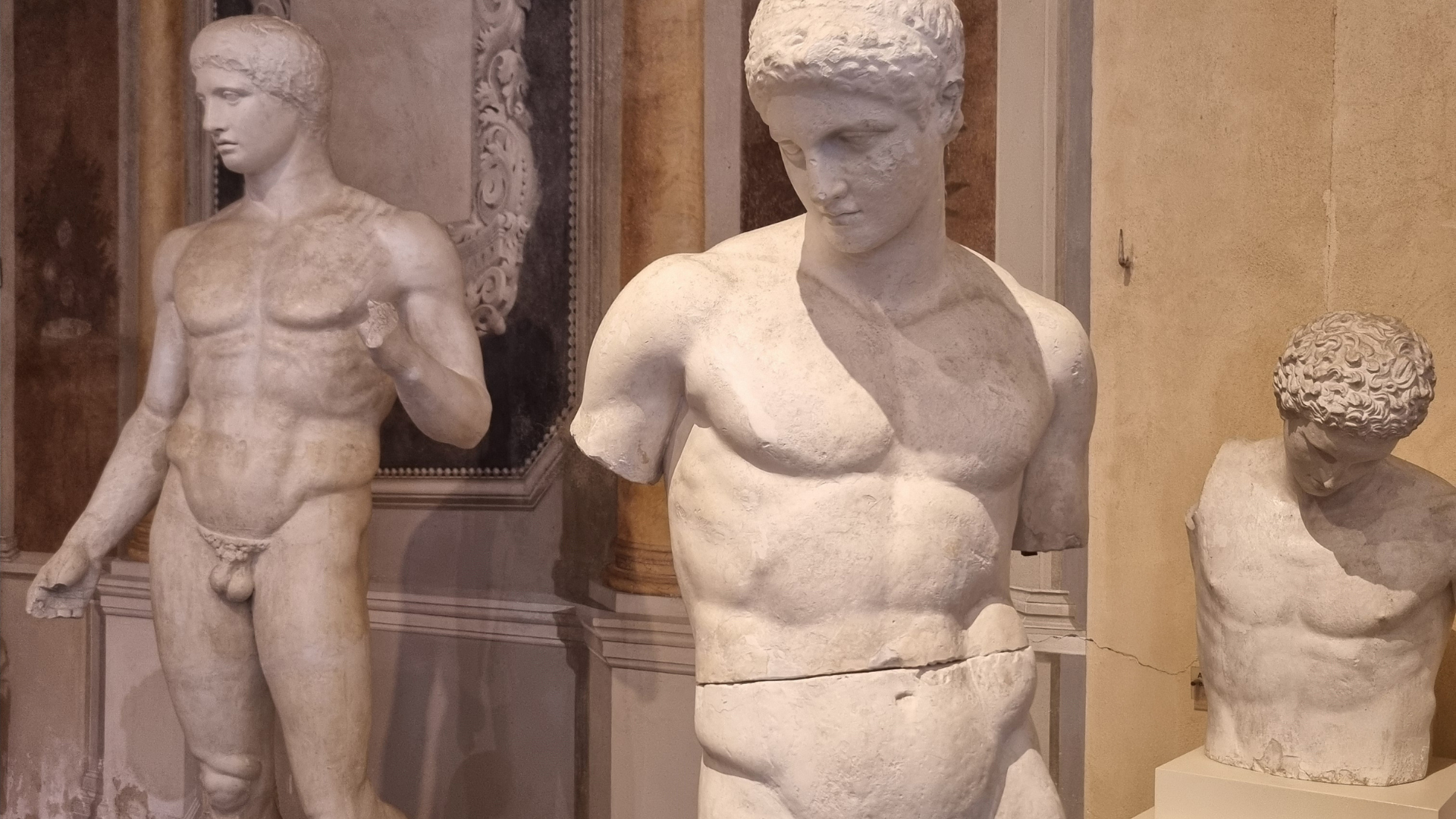 Immagine di alcuni reperti della Gipsoteca di Arte Antica e Antiquarium