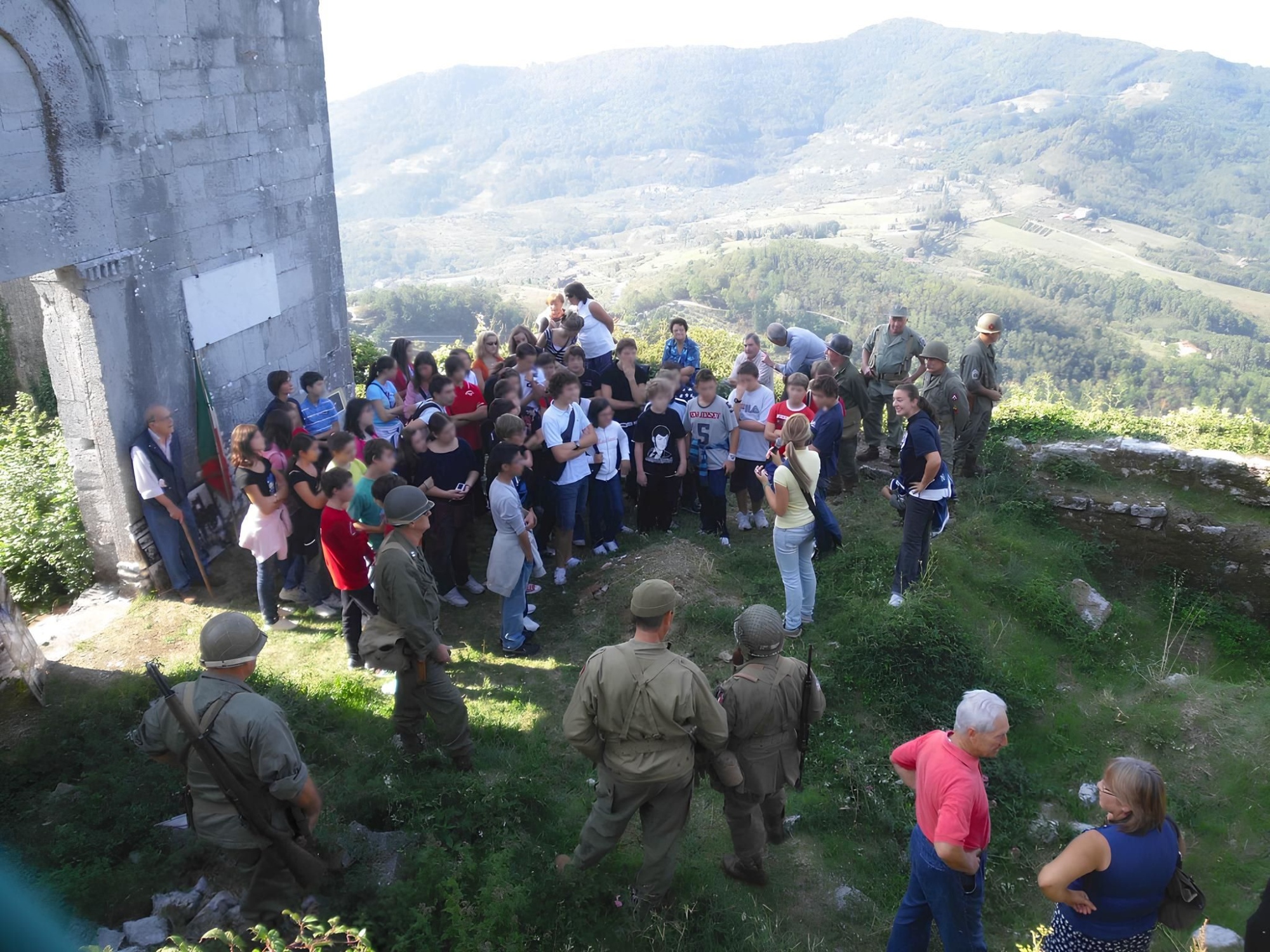 Un momento della passeggiata con i partecipanti raggruppati