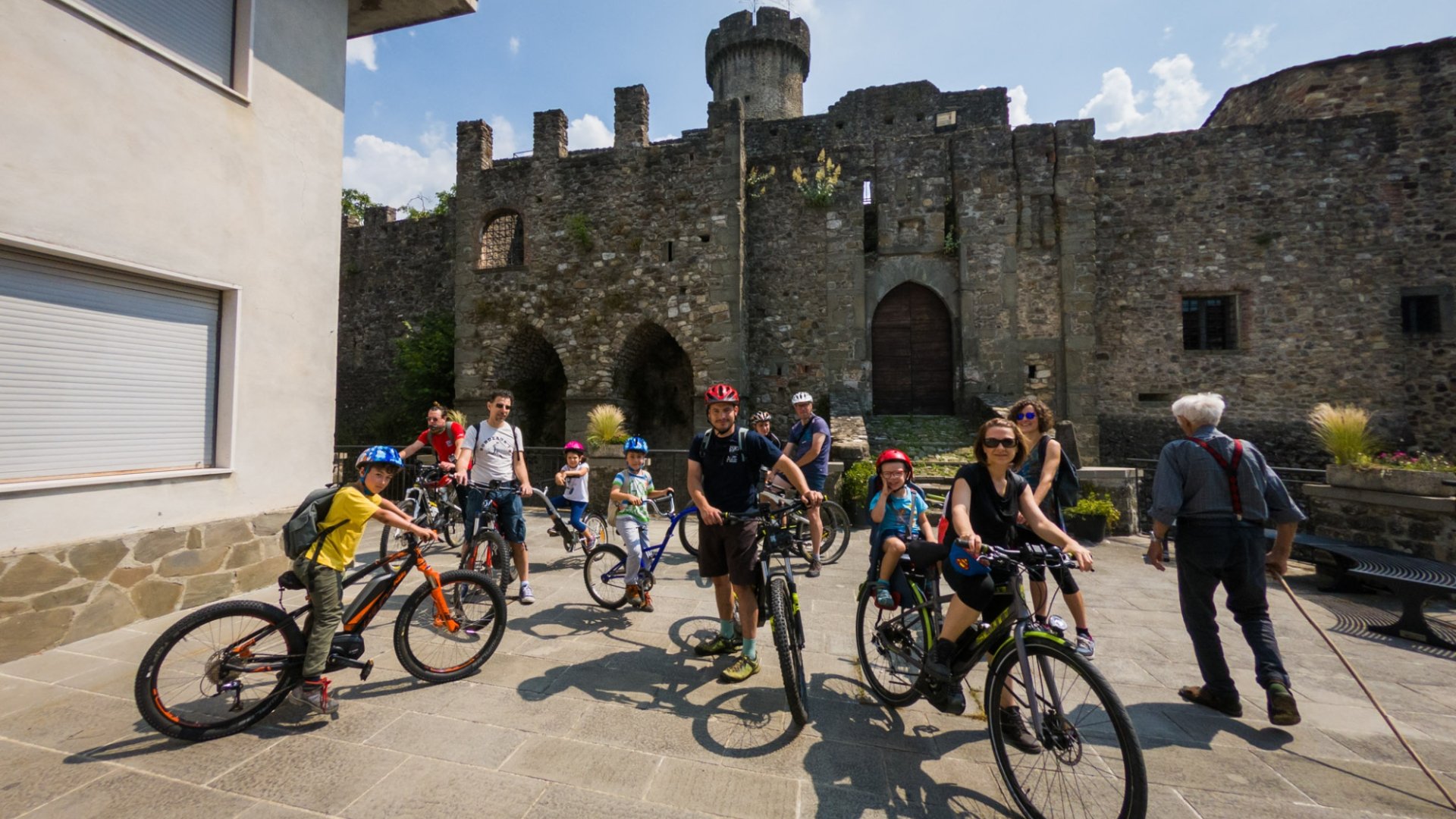 Bike tours in Lunigiana to discover villages, medieval castles and Apennine passes with beautiful views