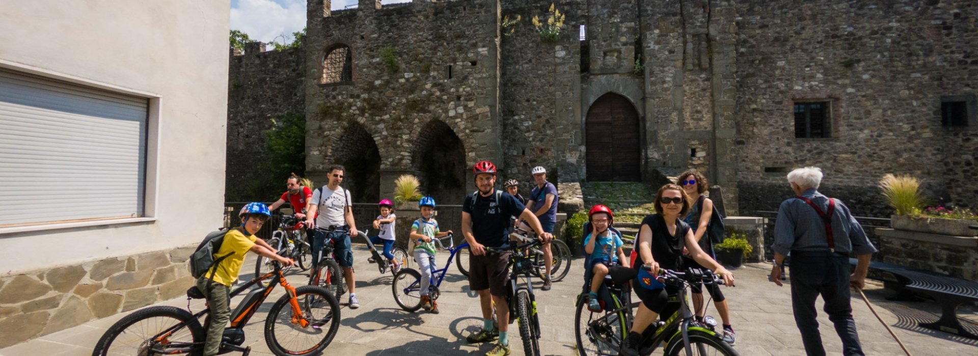 Bike tours in Lunigiana to discover villages, medieval castles and Apennine passes with beautiful views