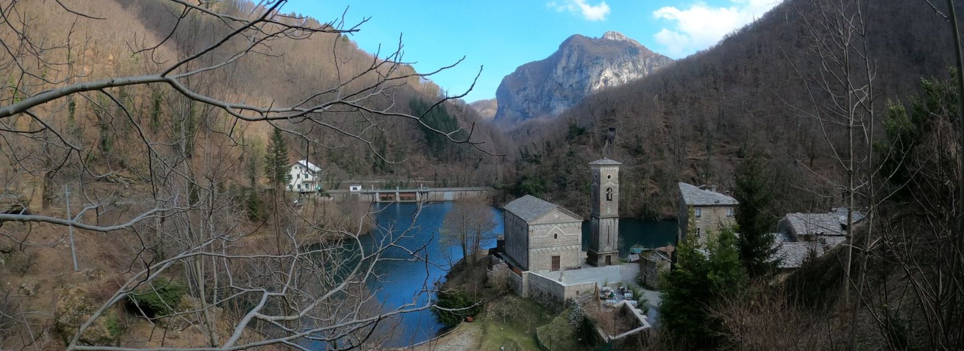 Il borgo e il lago di Isola Santa