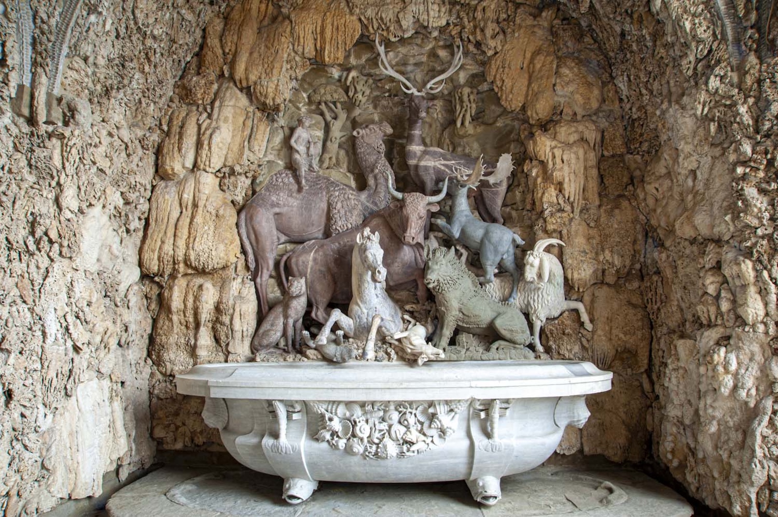 Nicchia di destra della Grotta degli Animali nella Villa Medicea di Castello. Al centro spicca un gruppo scultoreo composto da vari animali realizzati in marmi di diversi colori sopra una vasca in marmo