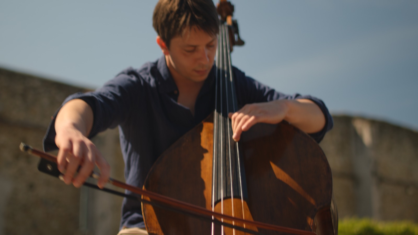 Immagine di un musicista che suona il contrabbasso