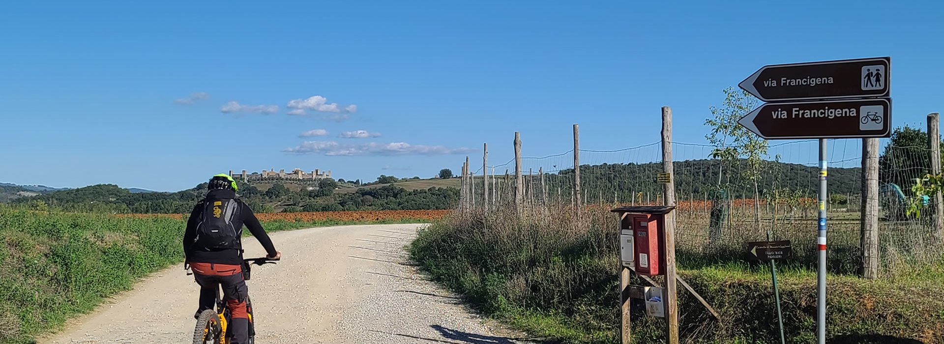 Tour individuale di tre giorni e due notti pedalando sulla via dei pellegrini, nel cuore della Toscana Tour individuale di tre giorni e due notti pedalando sulla via dei pellegrini, nel cuore della Toscana