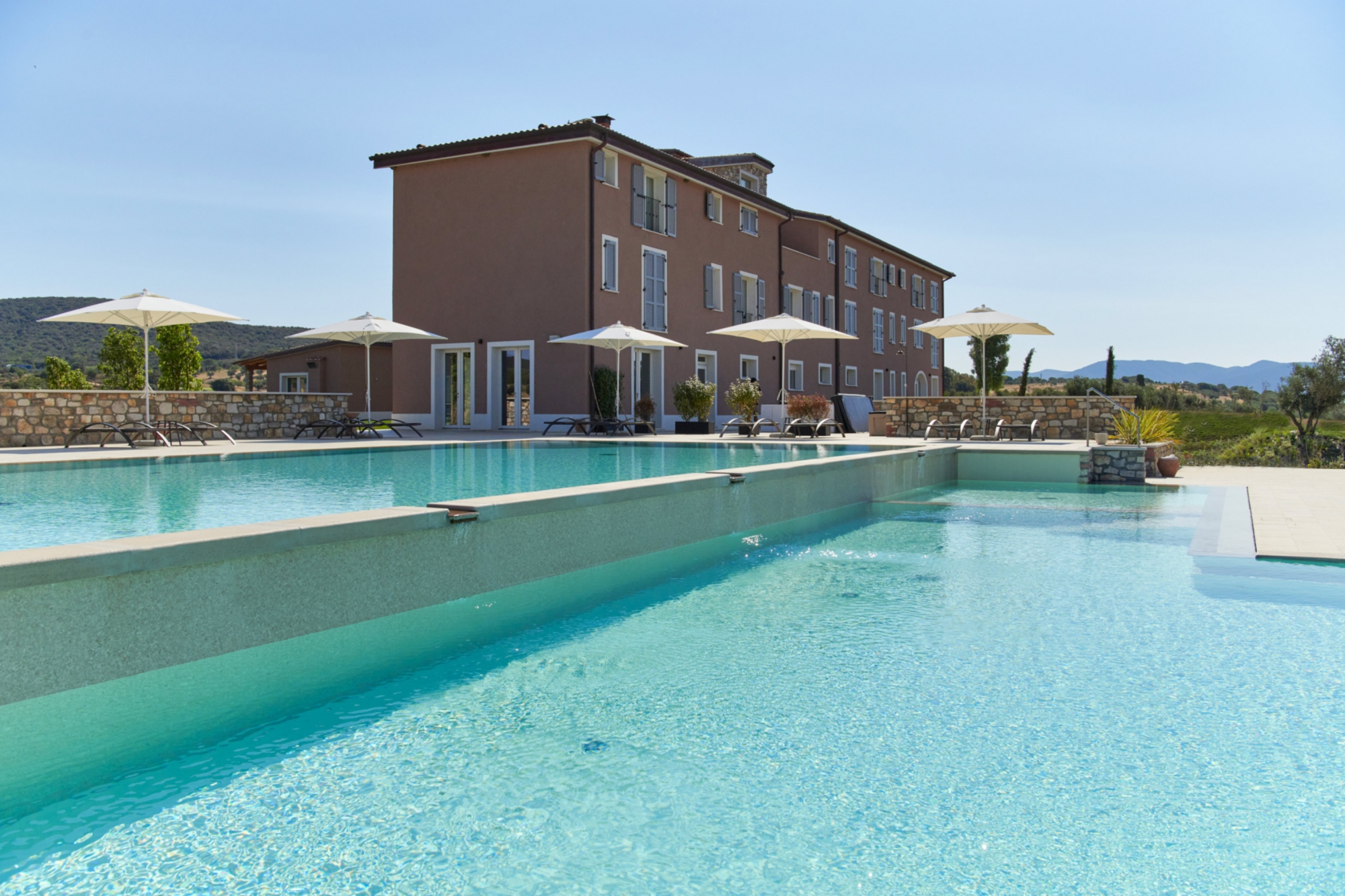 Il dettaglio della piscina e sullo sfondo il palazzo centrale di Riva Toscana Golf Resort & SPA