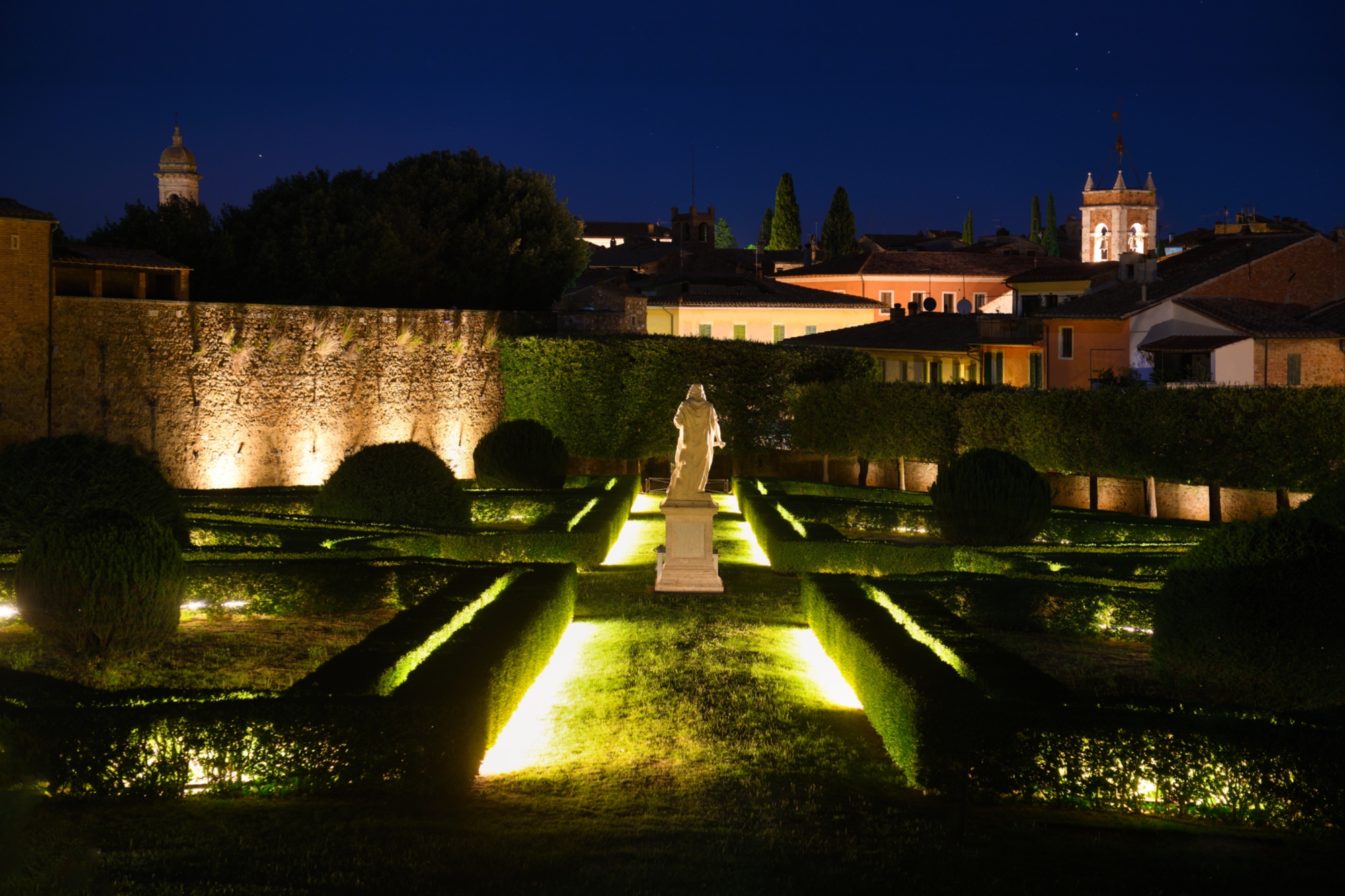 Veduta notturna degli Horti Leonini