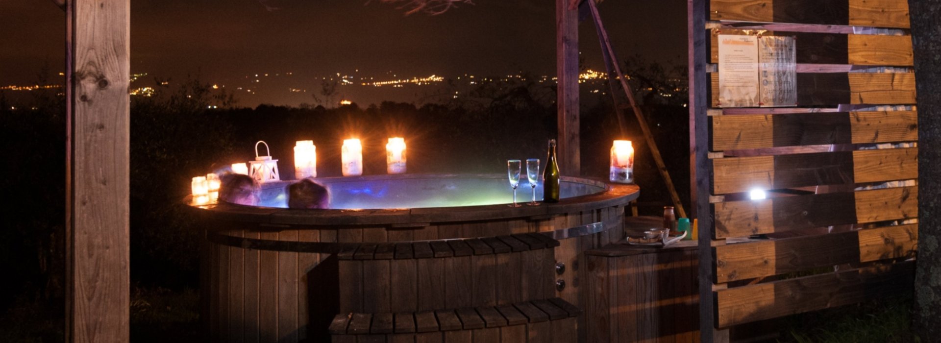 Puoi gustarti un bagno caldo serale nell'idromassaggio allietato da buon vino con vista sulle colline di Firenze