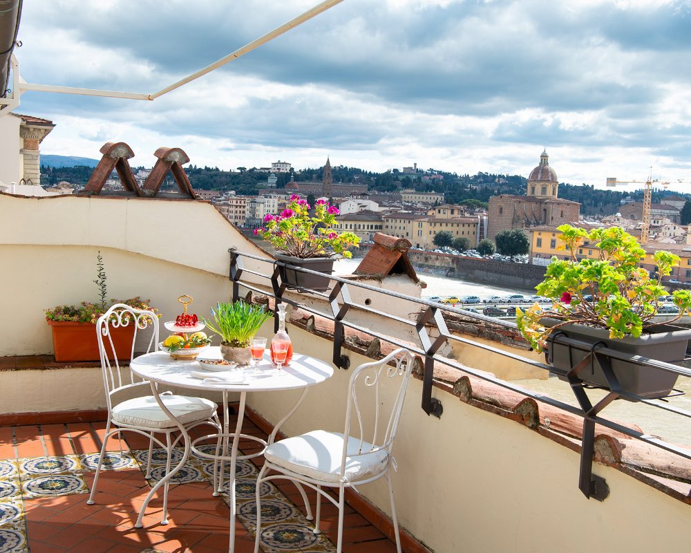 La terrazza dell'hotel con sedie e tavolino apparecchiato La terrazza dell'hotel con sedie e tavolino apparecchiato