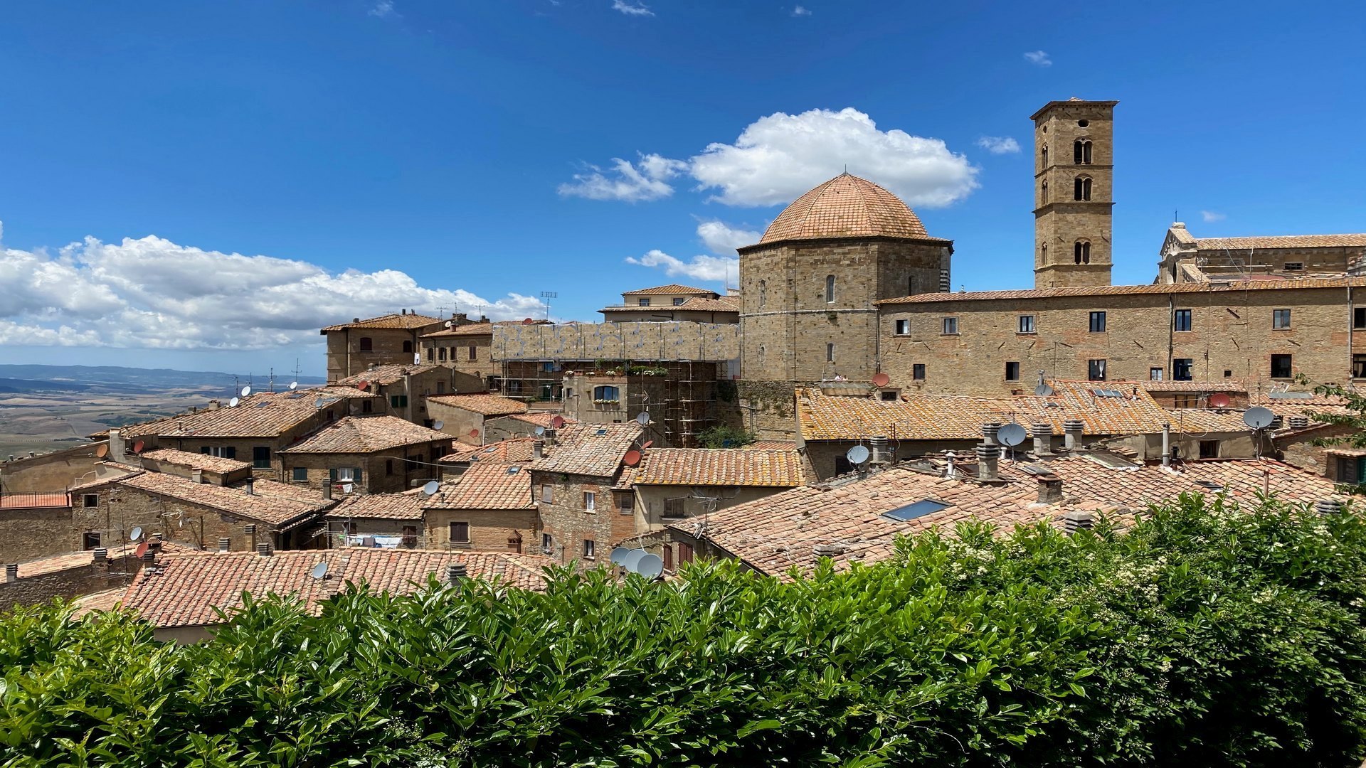Escursione guidata al centro storico di Volterra e tra gli incredibili panorami dell'Area Naturale Protetta delle Balze